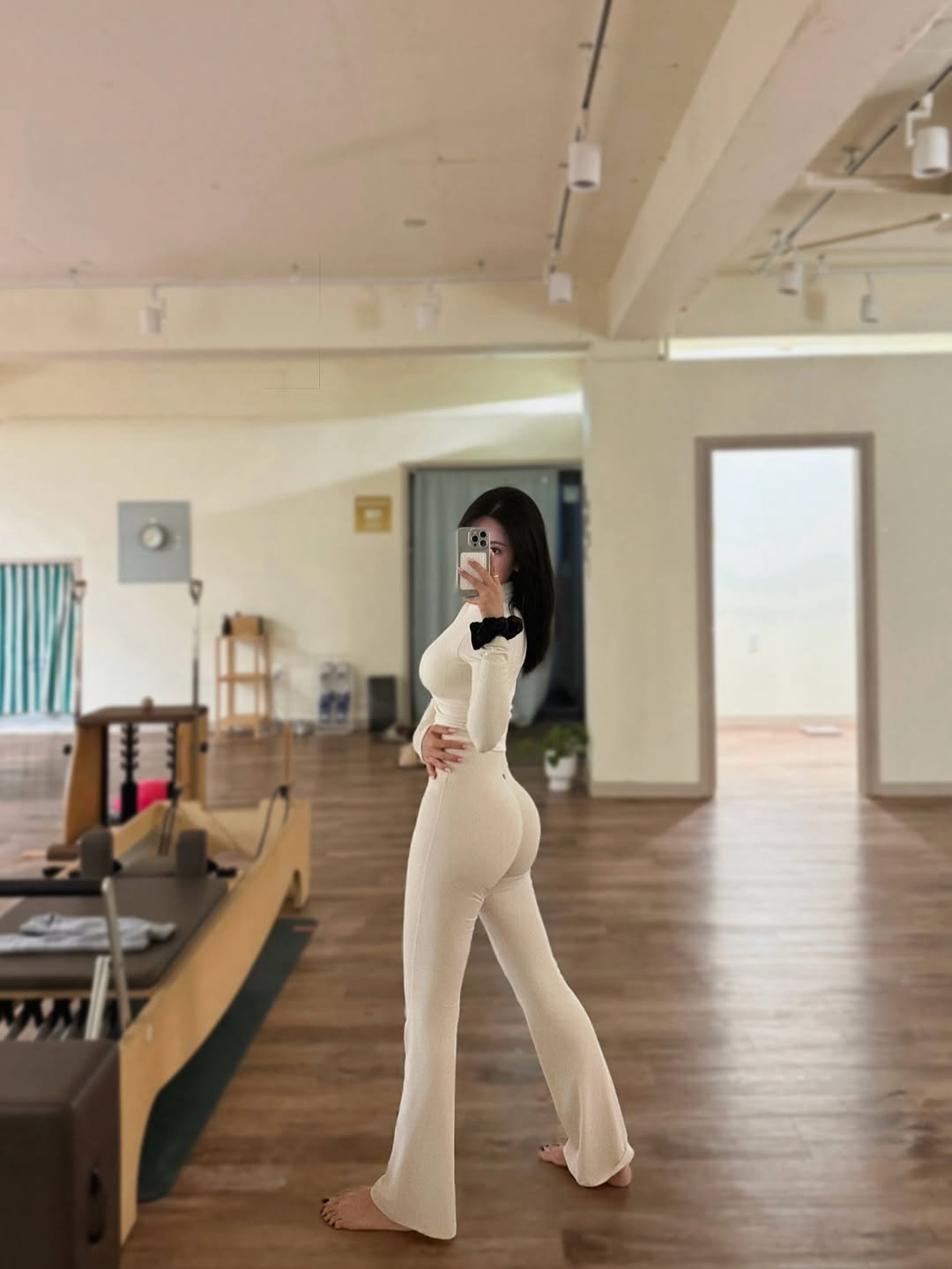 Photo by 리필라테스 대표원장 리경 on November 26, 2025. May be an image of jumpsuit, turtleneck and text.