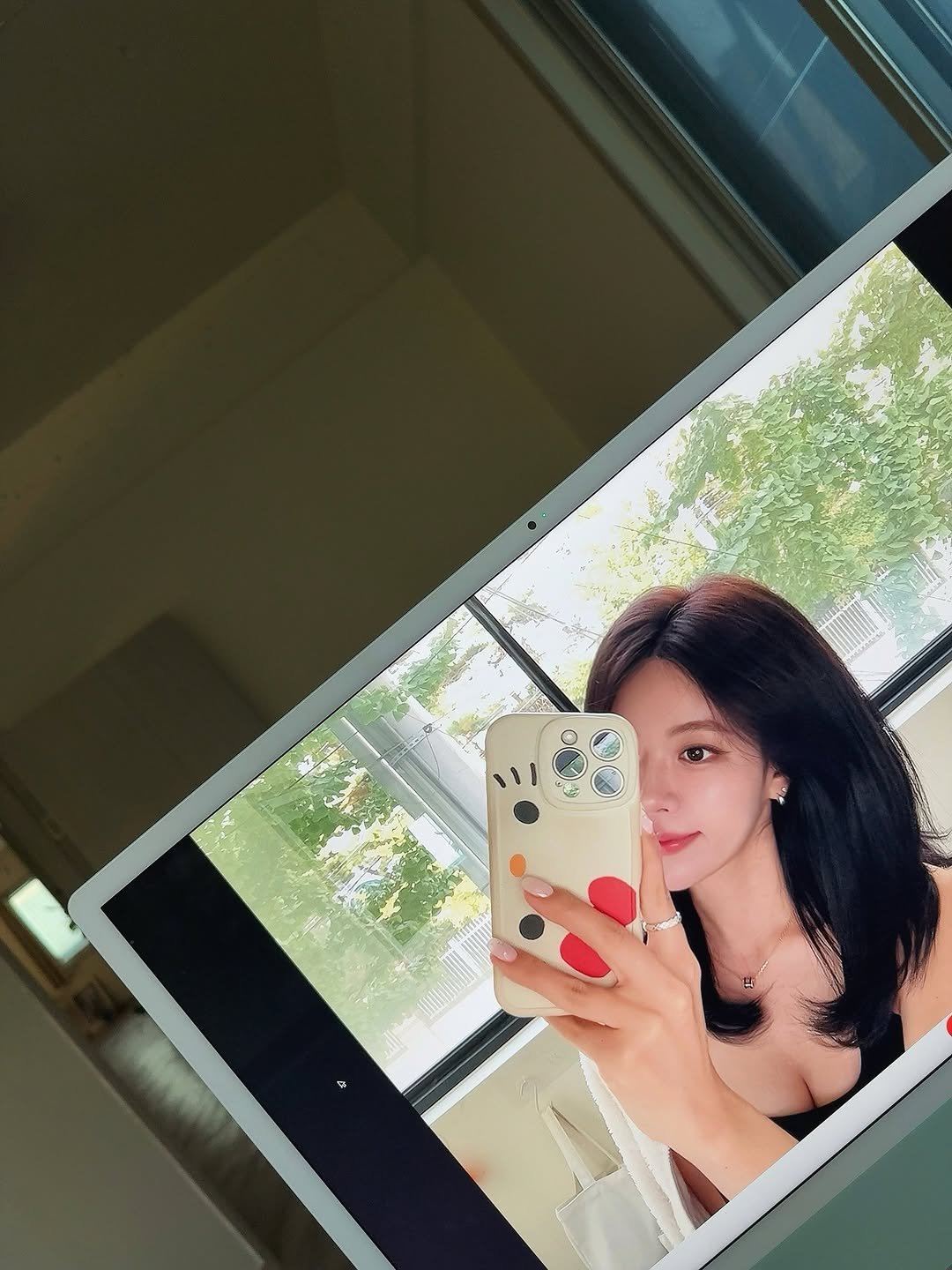 Photo by 리필라테스 대표원장 리경 on November 06, 2025. May be a selfie of one or more people, long hair, mirror and text.