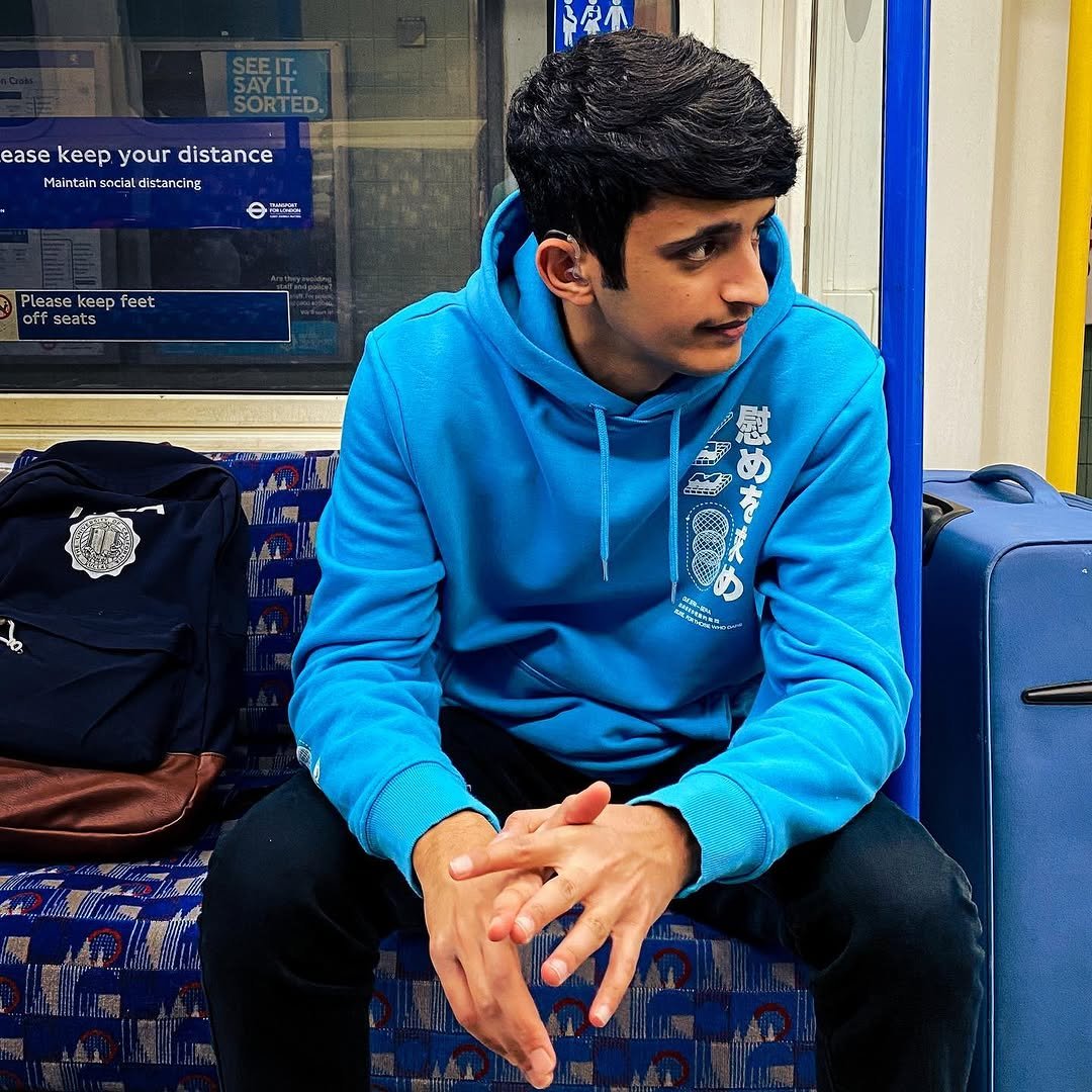 Photo by Shabib Alajmi 🍍 in Underground London.