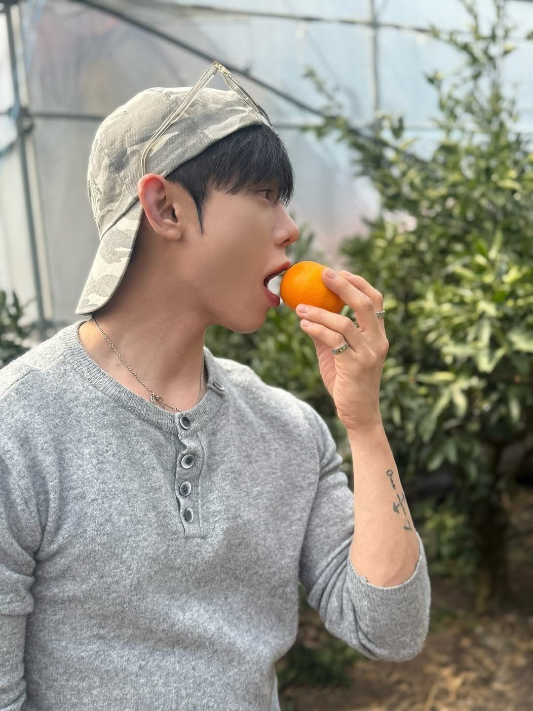 Photo by 태중 / 재밌는 뷰티라이프 on March 11, 2026. May be an image of one or more people, bangs, mandarin and text.