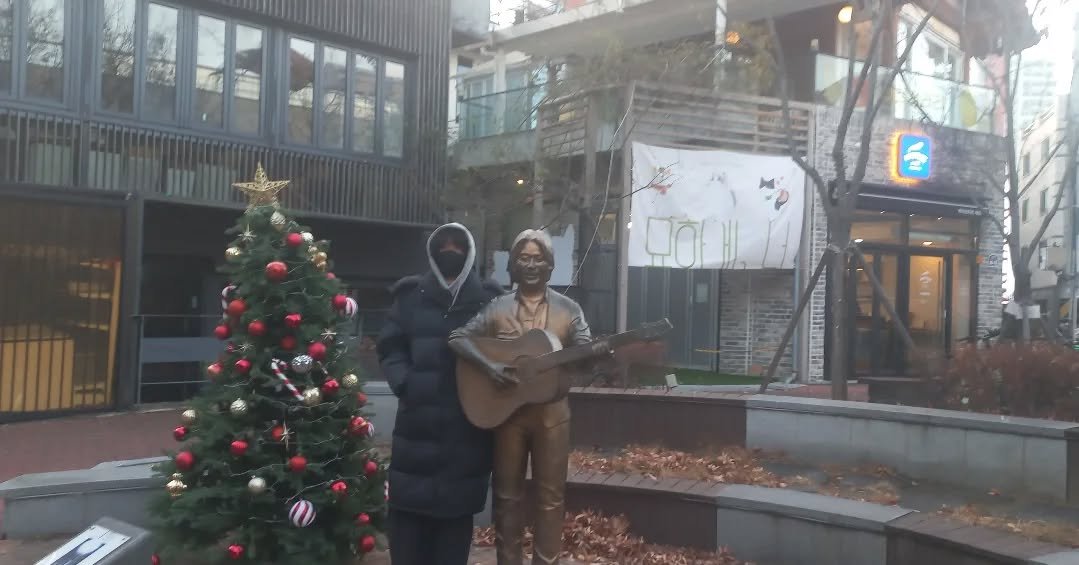 Photo by 혁이 on December 25, 2025. May be an image of christmas tree, guitar, duffle coat and text.