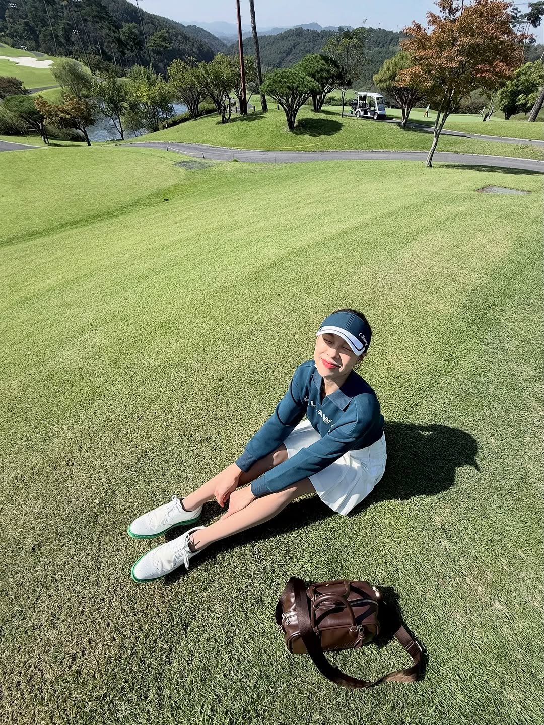 Photo shared by KLPGA 프로골퍼 김타미 on September 26, 2025 tagging @callawaygolf_korea, and @callawayapparel_korea. May be an image of 1 person, golfing, turban, headscarf, grass, golf course, park and text.