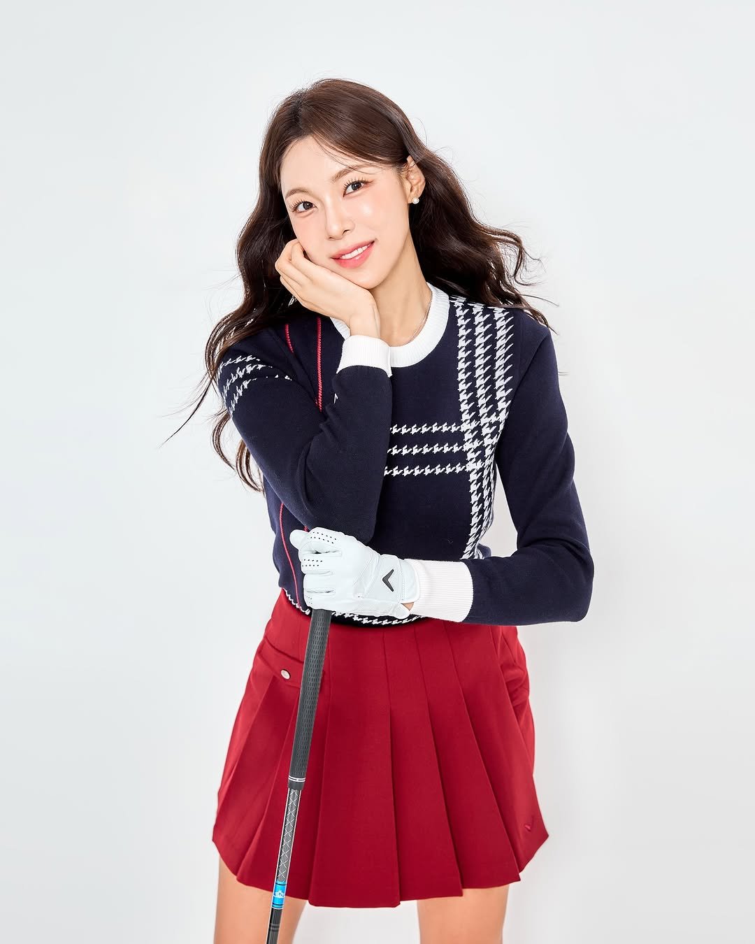 Photo shared by KLPGA 프로골퍼 김타미 on September 21, 2025 tagging @callawaygolf_korea, @lona_chungdam, @ranjoo_makeup, @studiosunna, and @callawayapparel_korea. May be an image of 1 person, skirt, turtleneck, sweater, miniskirt and text.