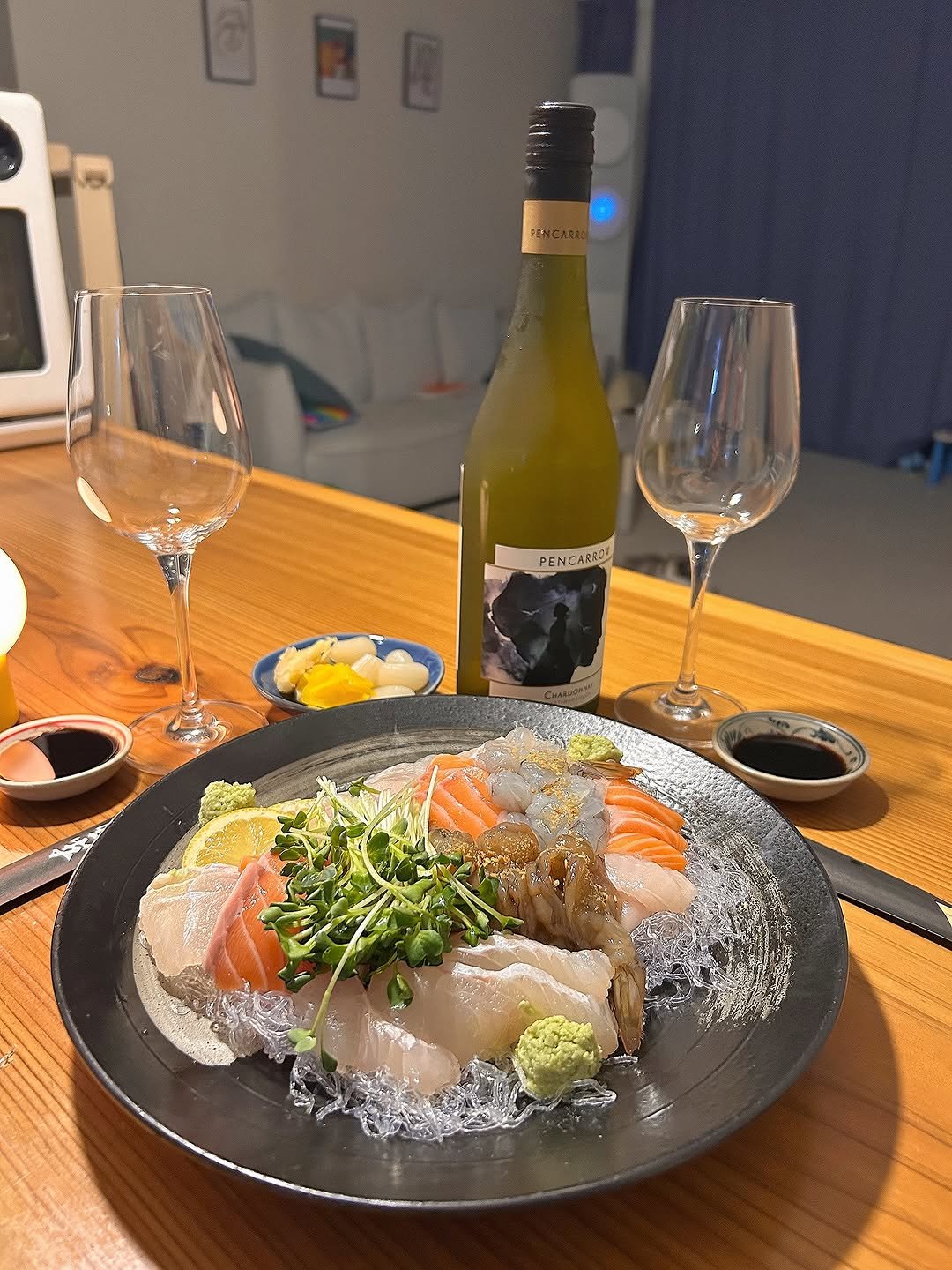Photo shared by 장주부👩🏻‍🍳온가족 집밥 전문 크리에이터 on August 29, 2025 tagging @lesvinskr, and @palliserwine. May be an image of sushi and sashimi.