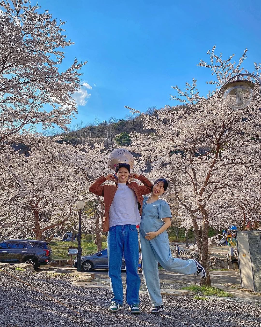 Photo shared by 장주부👩🏻🍳온가족 집밥 전문 크리에이터 on July 20, 2025 tagging @leecheol00. May be an image of 2 people and stone-fruit tree.