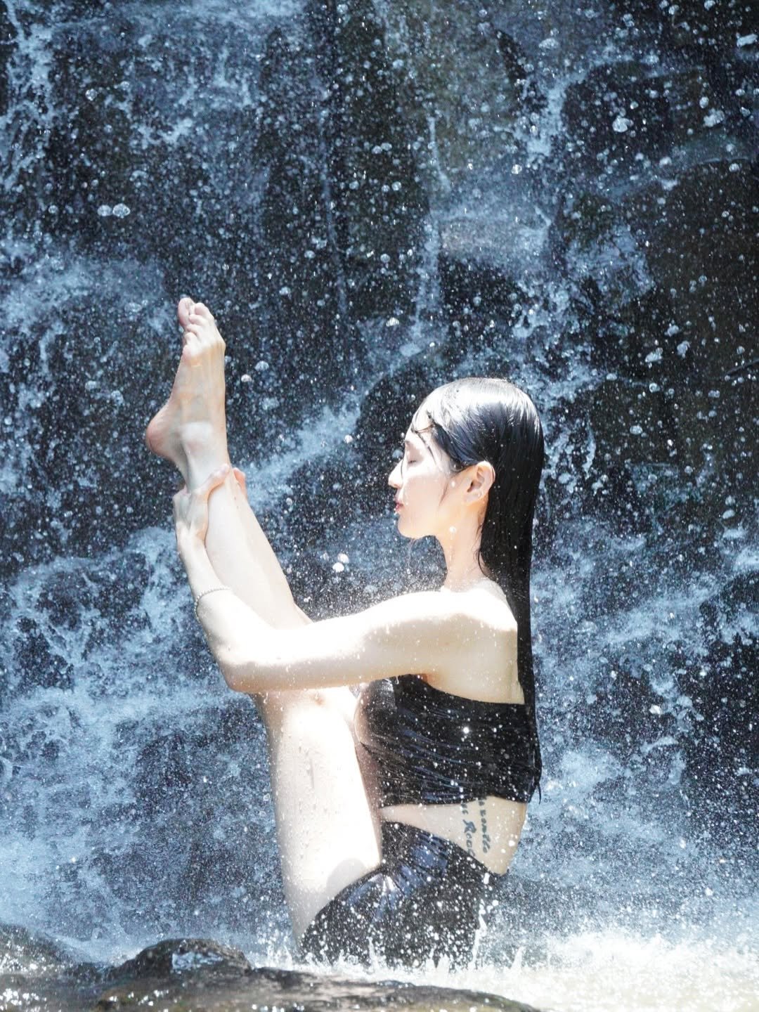 Photo by 필라테스 김태희 pilates taeheekim on October 13, 2025. May be an image of yoga, activewear and body of water.