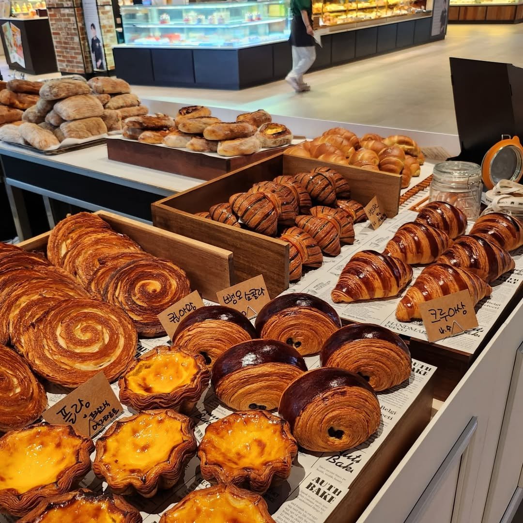 Photo by 빵굽는 남자 on July 04, 2025. May be an image of 1 person, babka, cinnamon roll, turnover, croissant and text.