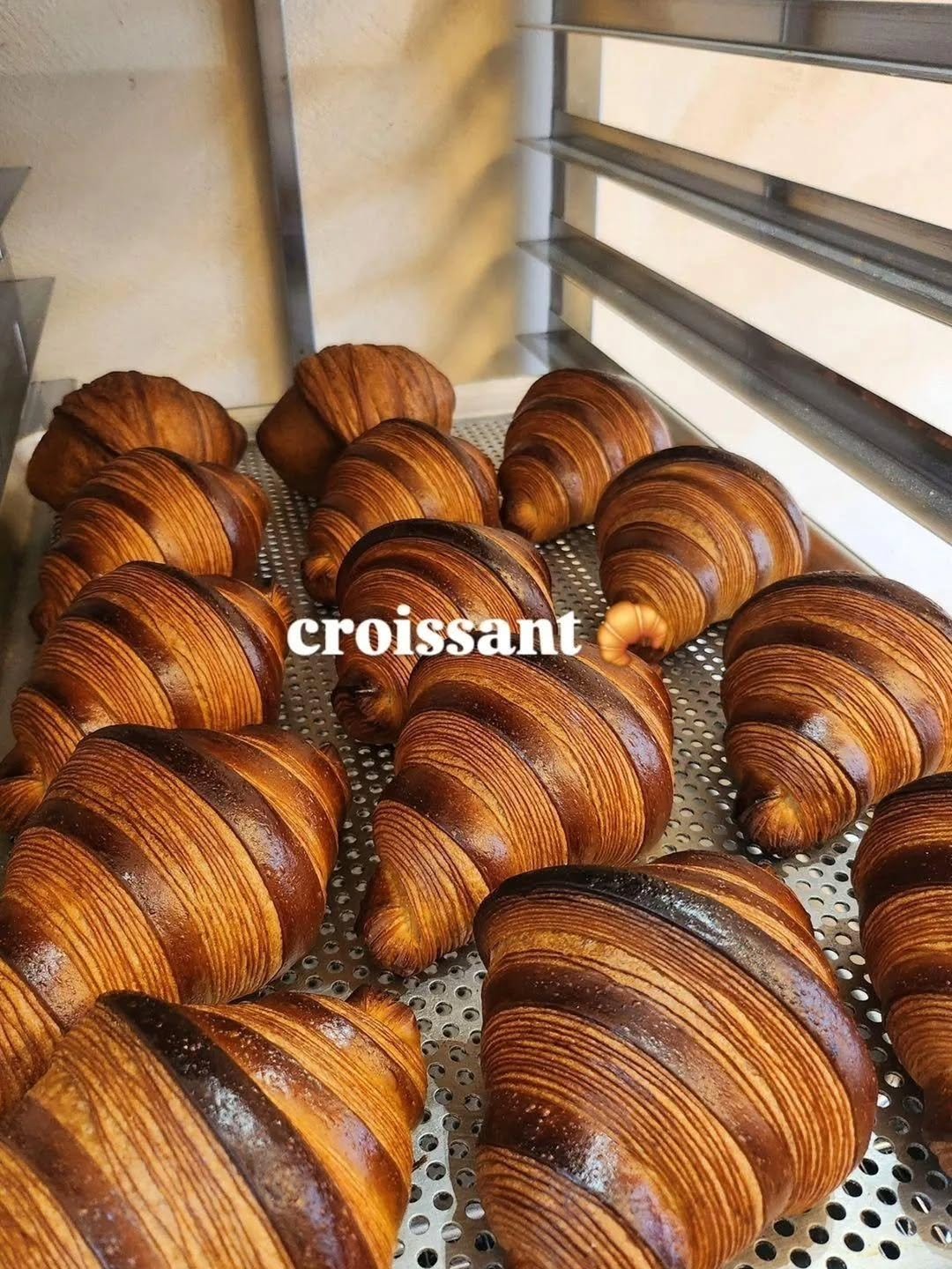 Photo by 빵굽는남자 on March 07, 2026. May be an image of babka, turnover, croissant and text that says 'croissant'.