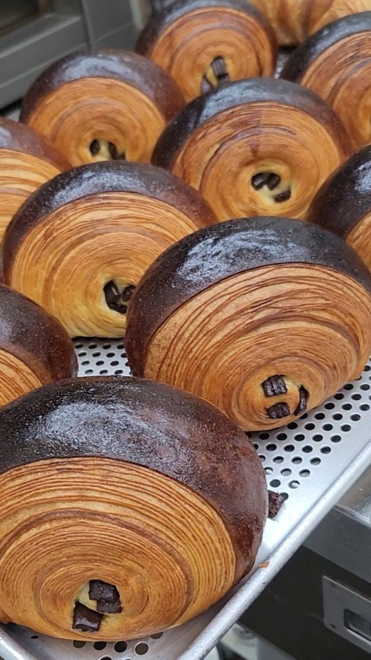 taehyun_464 게시물 이미지: 매끈매끈 뺑-오🥐🍫

뺑오 밑바닥이 동그랗다는 질문을 많이 받았는데, 저는 칼로...