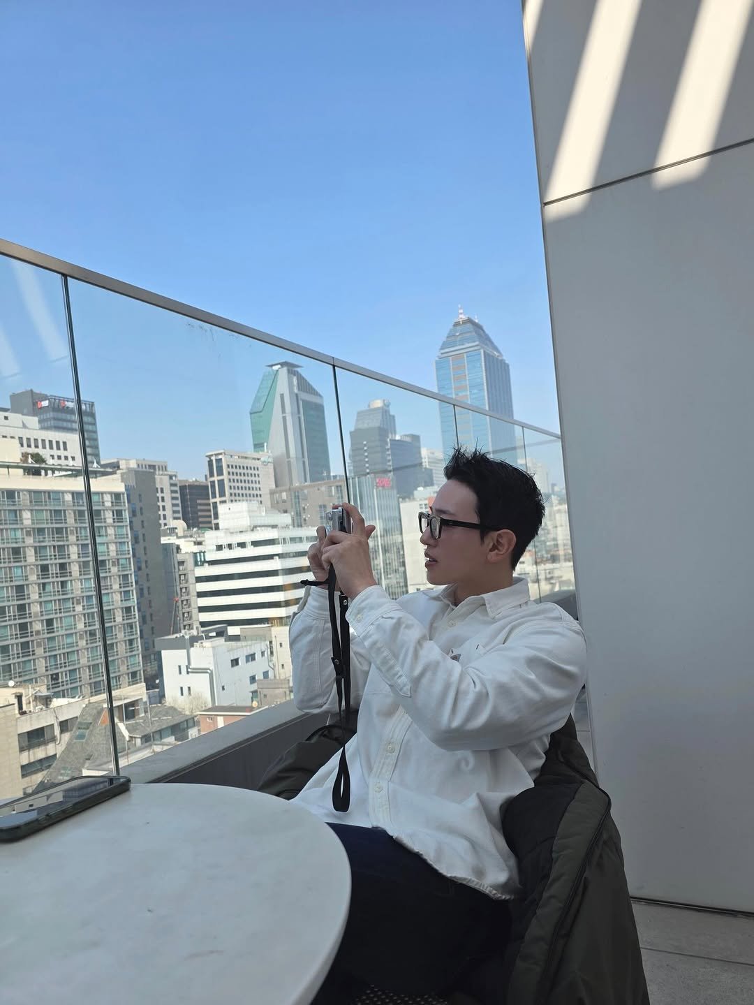 Photo by 이태선 on March 30, 2026. May be an image of telescope, tripod, skyscraper, Victoria Peak, tower and text.