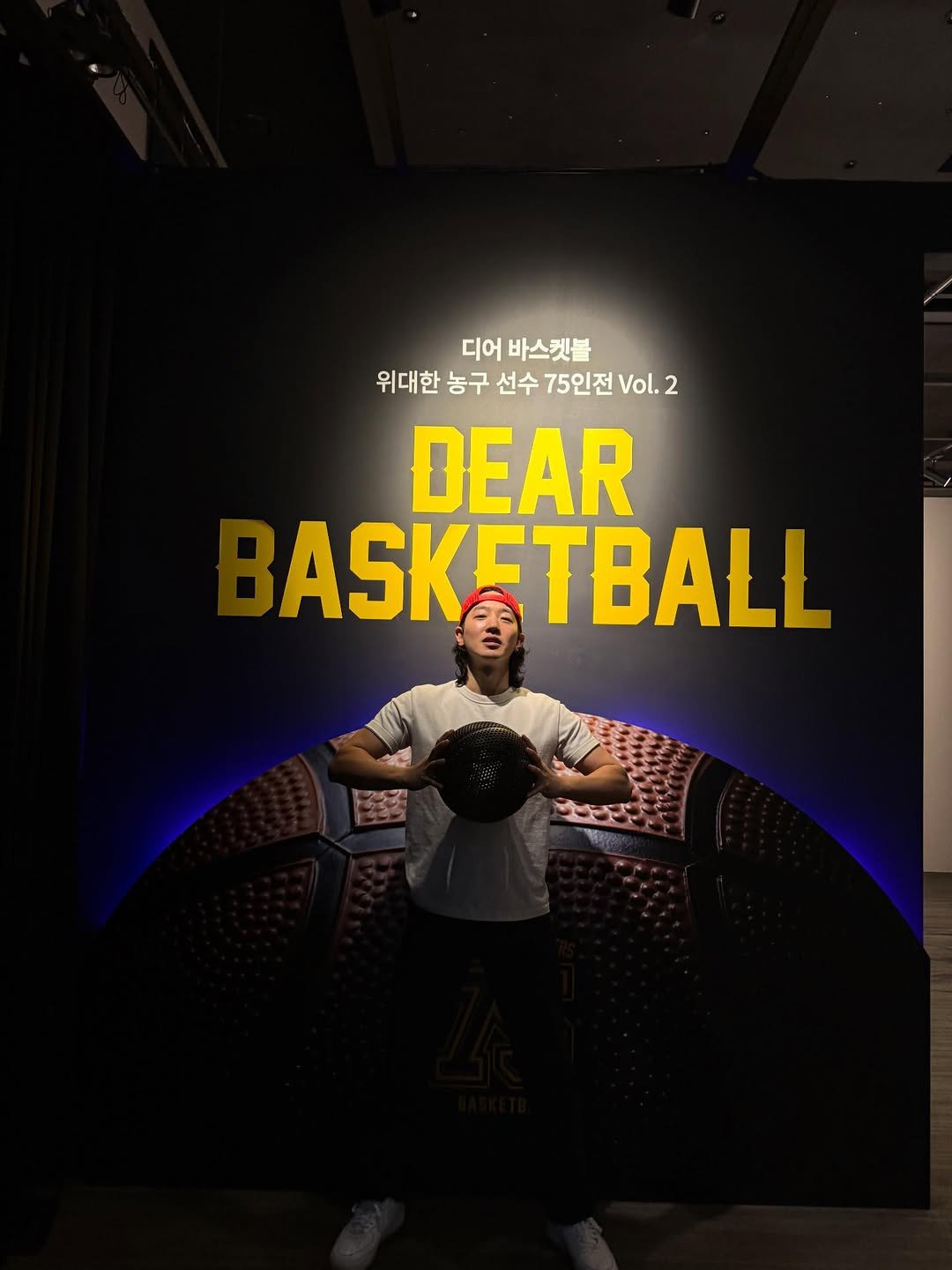 Photo by 이태선 on February 26, 2026. May be an image of basketball, basketball jersey, backboard, poster, ball, basketball court and text that says '디어 바스켓볼 위대한 농구 선수 75인전 Vol. 2 DEAR ASKETBALL ASK ಶಕಕ'.