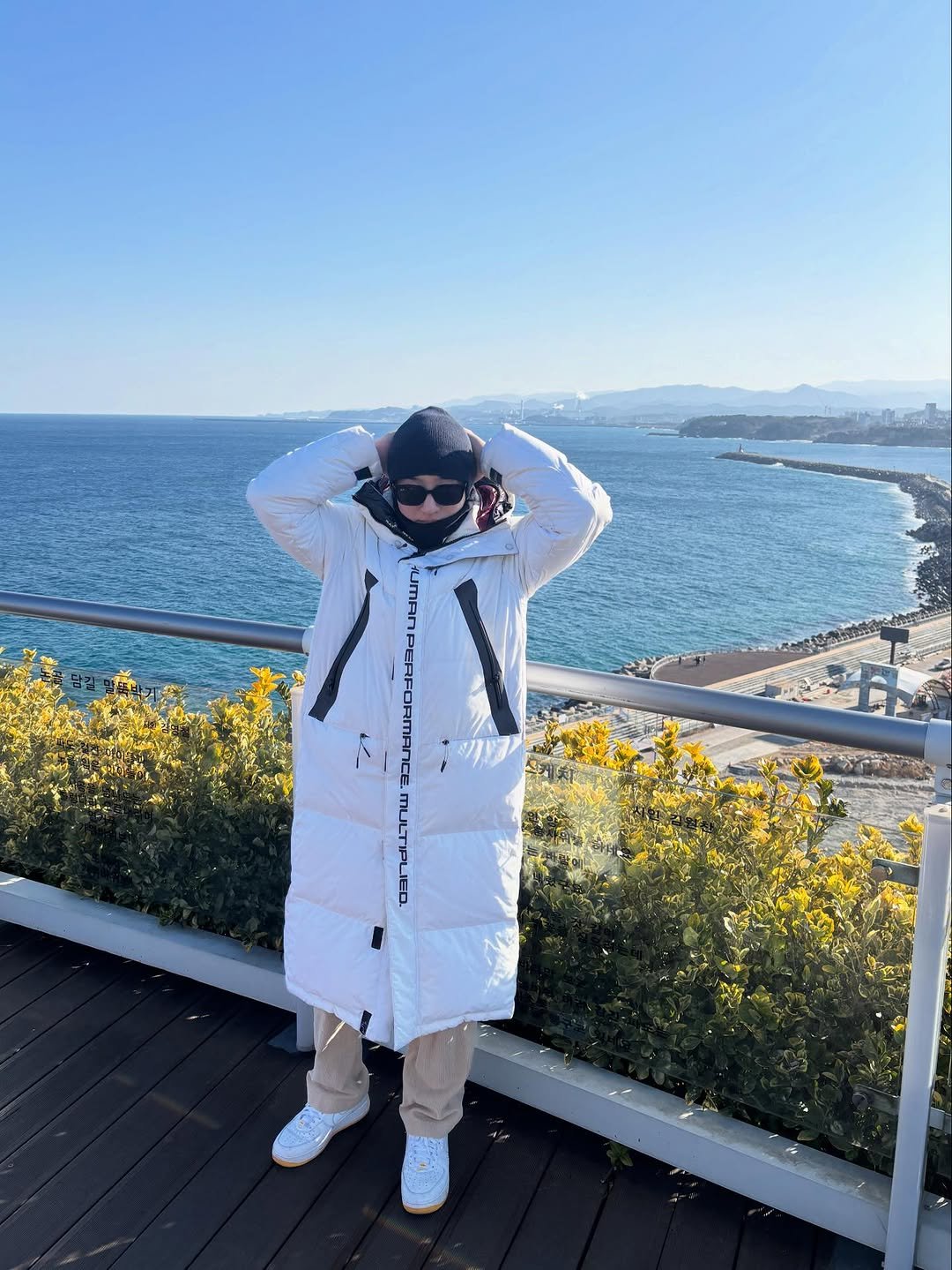 Photo by 이태선 on January 28, 2026. May be an image of headscarf, raincoat, bath robe, parka, sweatsuit, face mask and text.