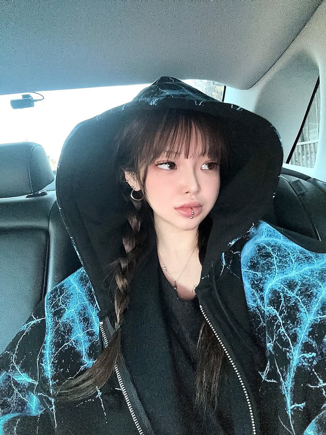 Photo shared by 히고미 on December 01, 2025 tagging @masterofbadass. May be an image of one or more people, braids, duffle coat, raincoat, parka, cloak and text.