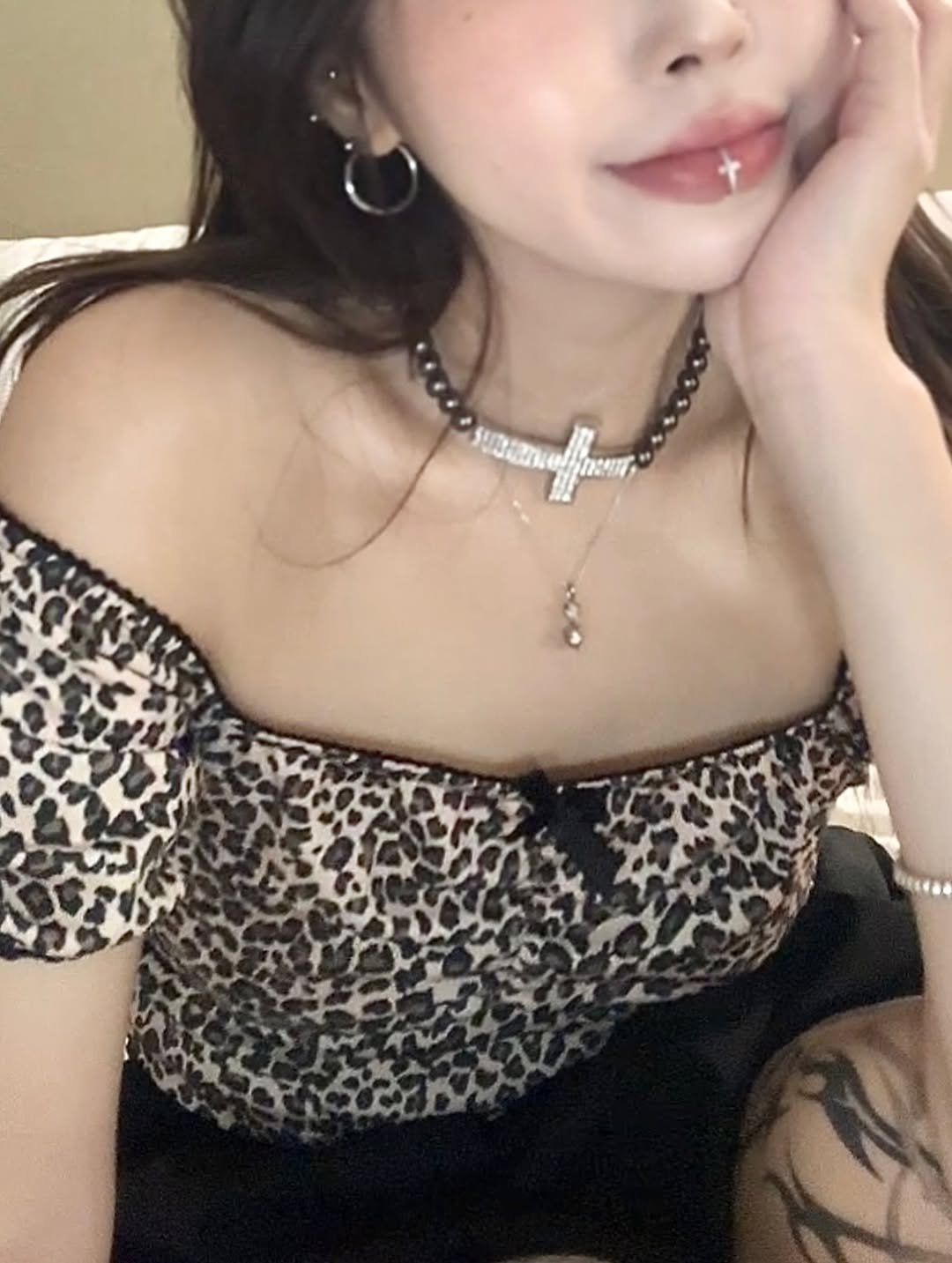 Photo shared by 히고미 on November 15, 2025 tagging @kitschee_. May be a selfie of one or more people, hair, choker, necklace and text.