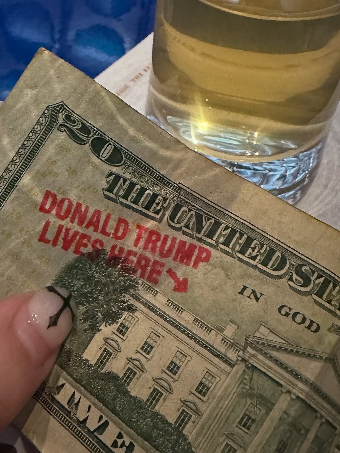 Photo by 히고미 on November 30, 2025. May be an image of drink, money and text.