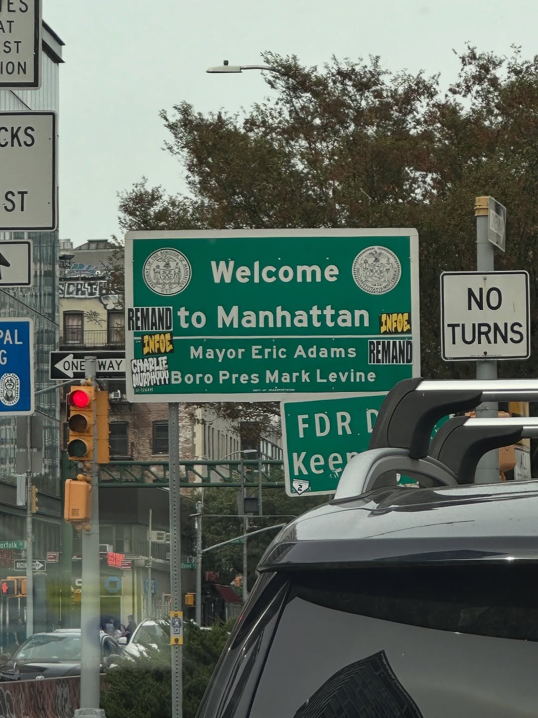 Photo by 히고미 on November 13, 2025. May be an image of signboard, road, street and text that says 'T ST ON KS ST AL Welcome REMAND to Manhattan INFOE INFOE Mayor Eric Adams REMAND ONE WAY CHAPLIF pH44Boro MUOPAYYY Boro Pres Mark Levine NO TURNS FDR.P Kee 2'.
