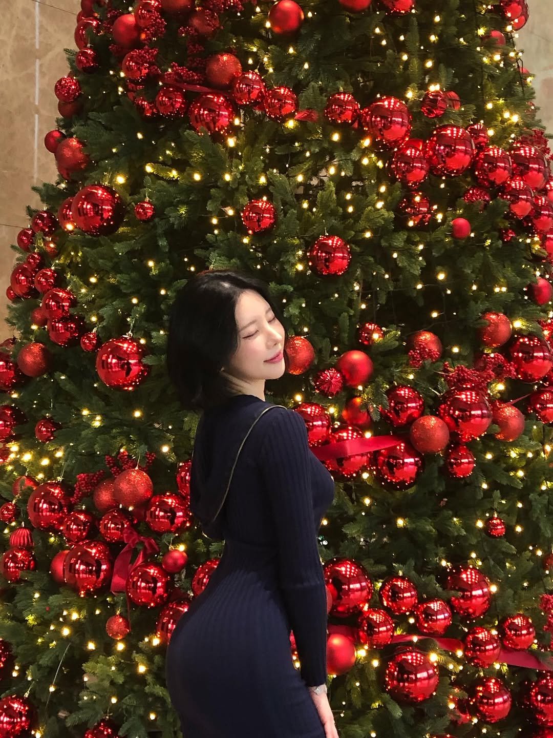 Photo shared by 걸스온탑코리아 공식계정 on December 25, 2025 tagging @takoo_o_2. May be an image of christmas tree, tinsel and text.