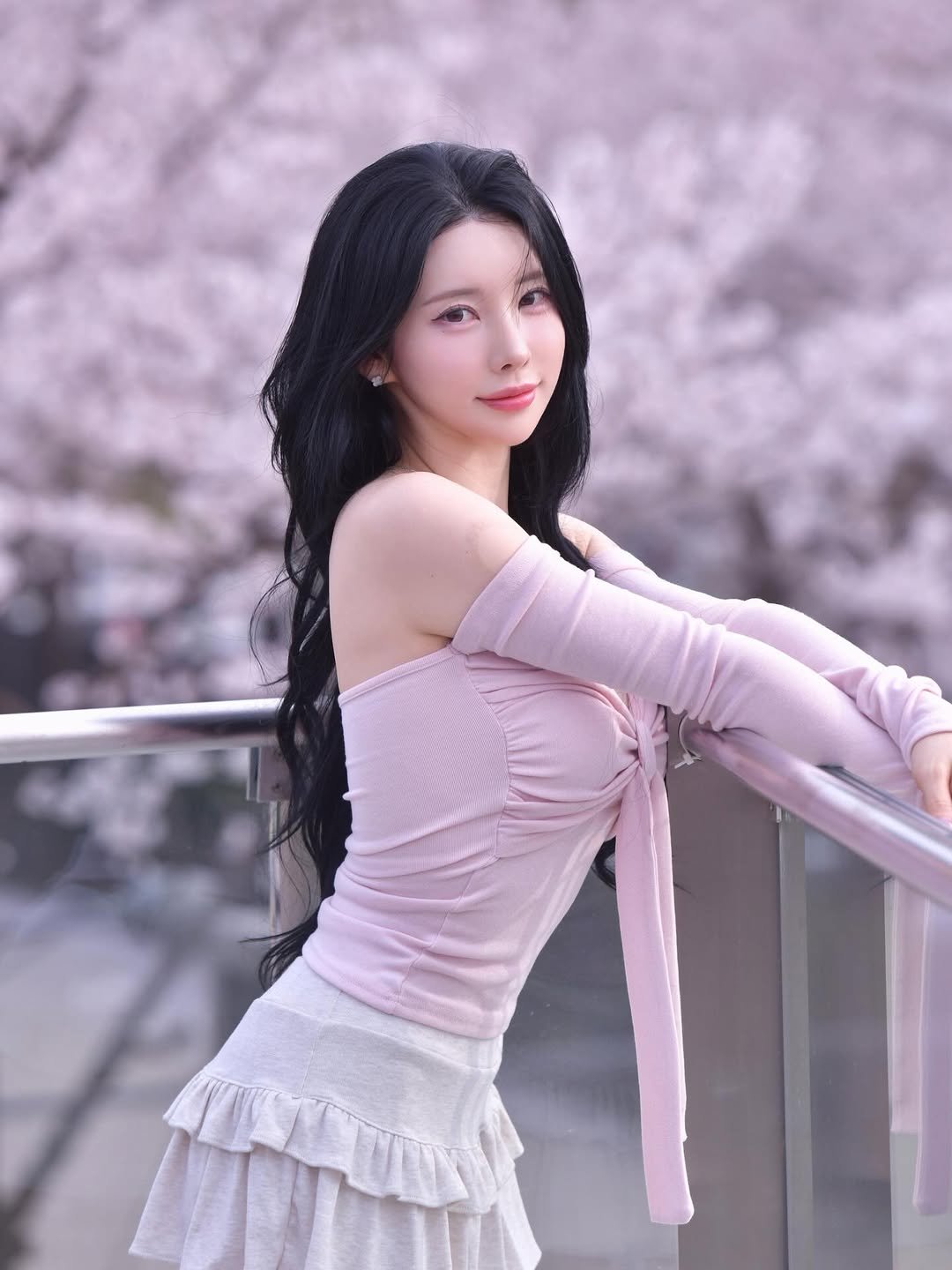 Photo shared by 김우유 on April 03, 2026 tagging @philos2_. May be an image of outdoors and text.