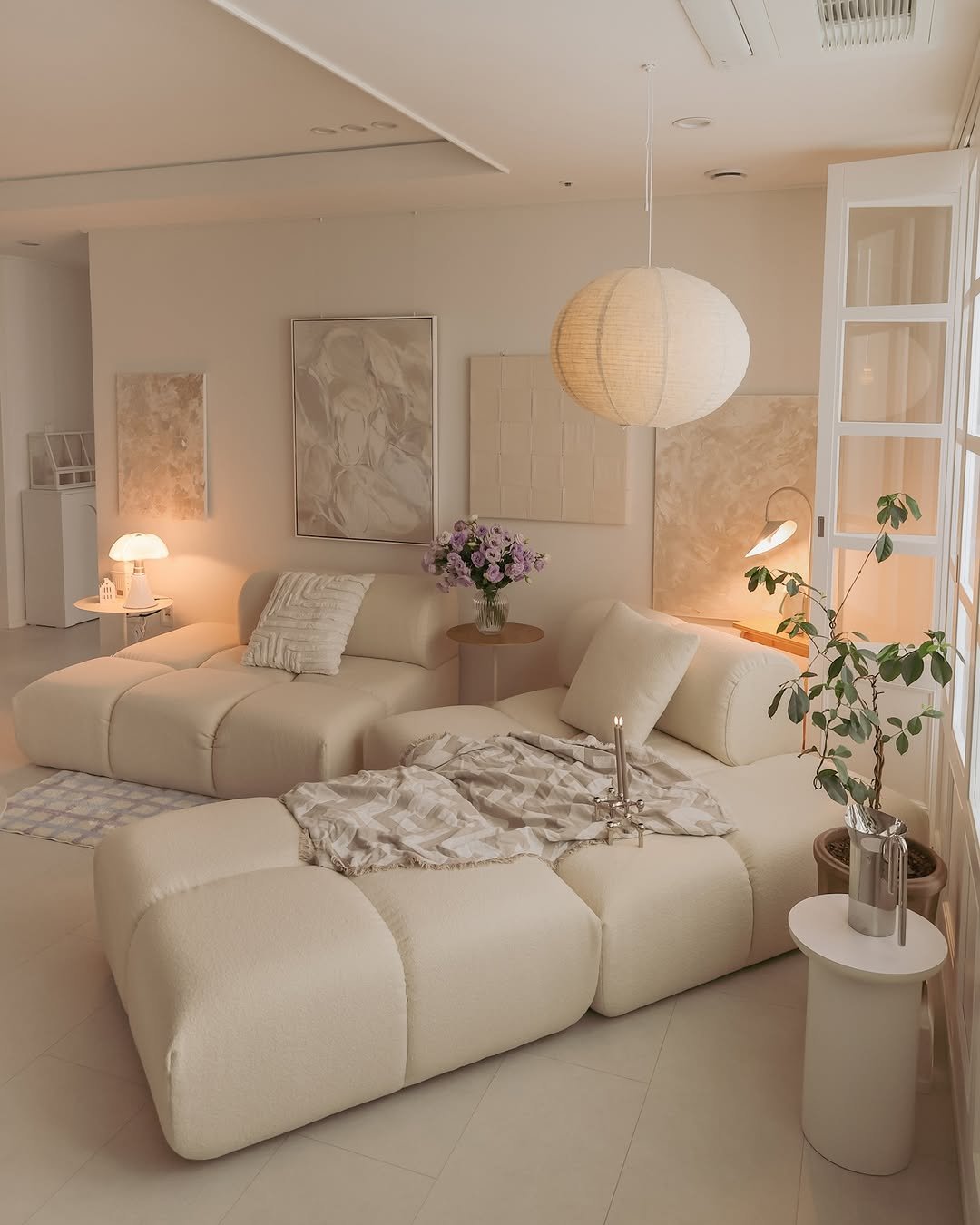 Photo by 리빙유 | 홈스타그램 • 유럽감성 on August 05, 2025. May be an image of lighting, sofa, armchair, chaise lounge, living room, indoors and text.