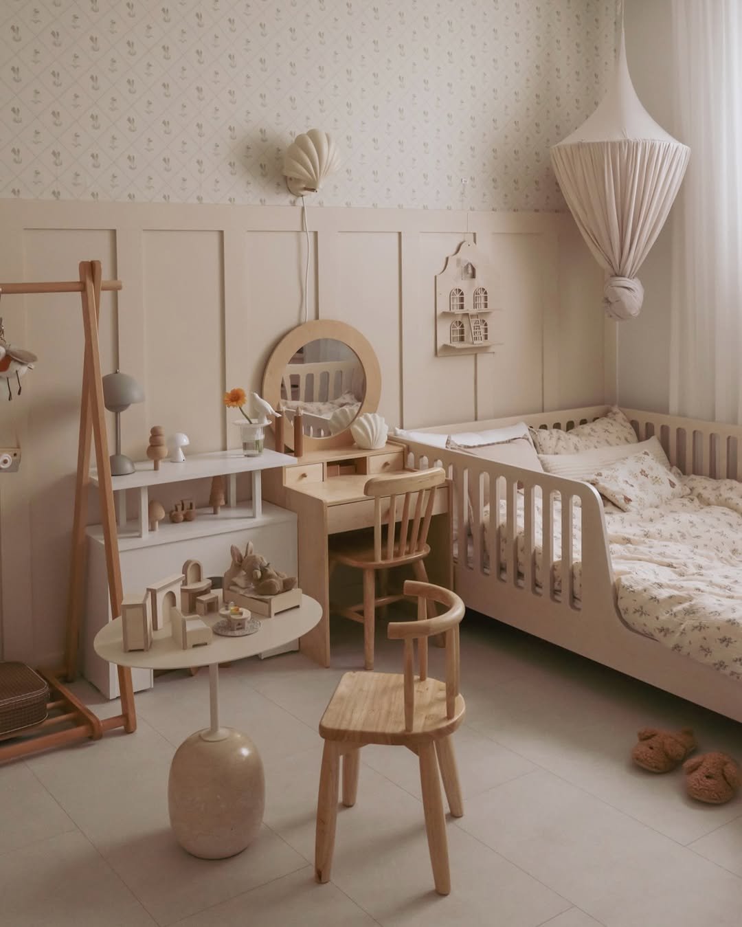 Photo by 리빙유 | 홈스타그램 • 유럽감성 on December 01, 2025. May be an image of bed, baby bed, dollhouse, mattress, bunk bed, bedroom and text.