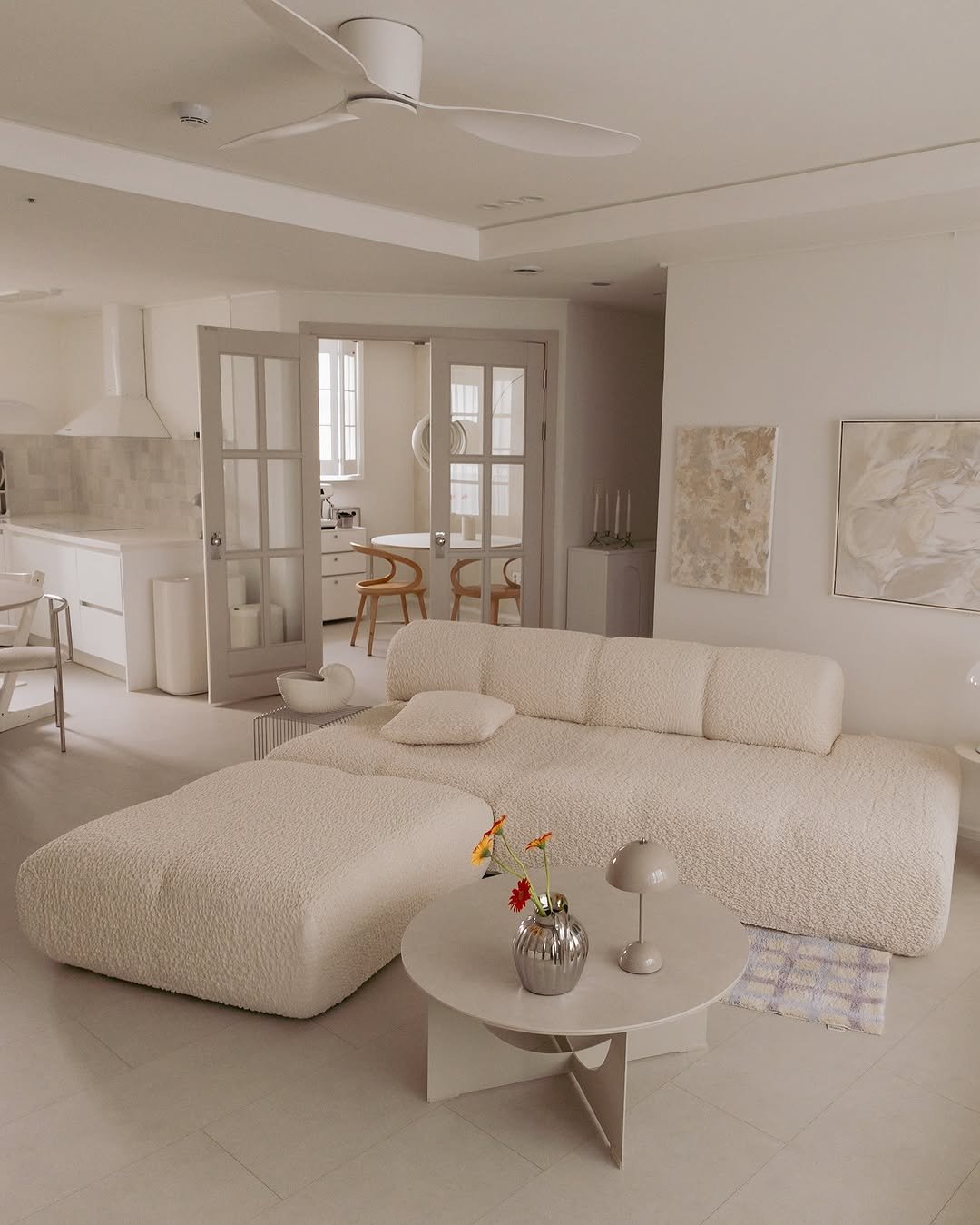 Photo by 리빙유 | 홈스타그램 • 유럽감성 on September 24, 2025. May be an image of sofa, armchair, chaise lounge, beanbag chair, living room, indoors, bedroom and text.