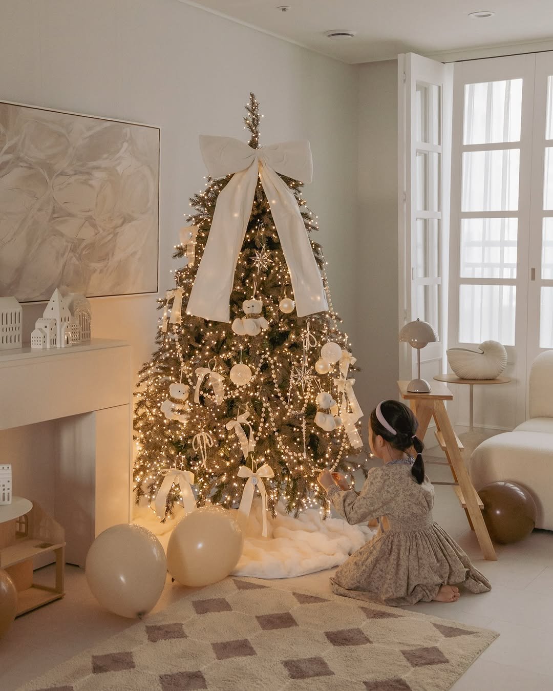 Photo by 리빙유 | 홈스타그램 • 유럽감성 on November 17, 2025. May be an image of christmas tree, tinsel and text.