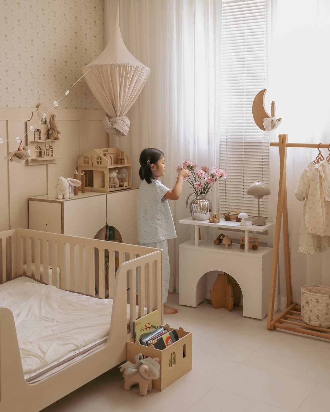 Photo by 리빙유 | 홈스타그램 • 유럽감성 on August 05, 2025. May be an image of 1 person, child, rack, baby bed, bedroom and text.