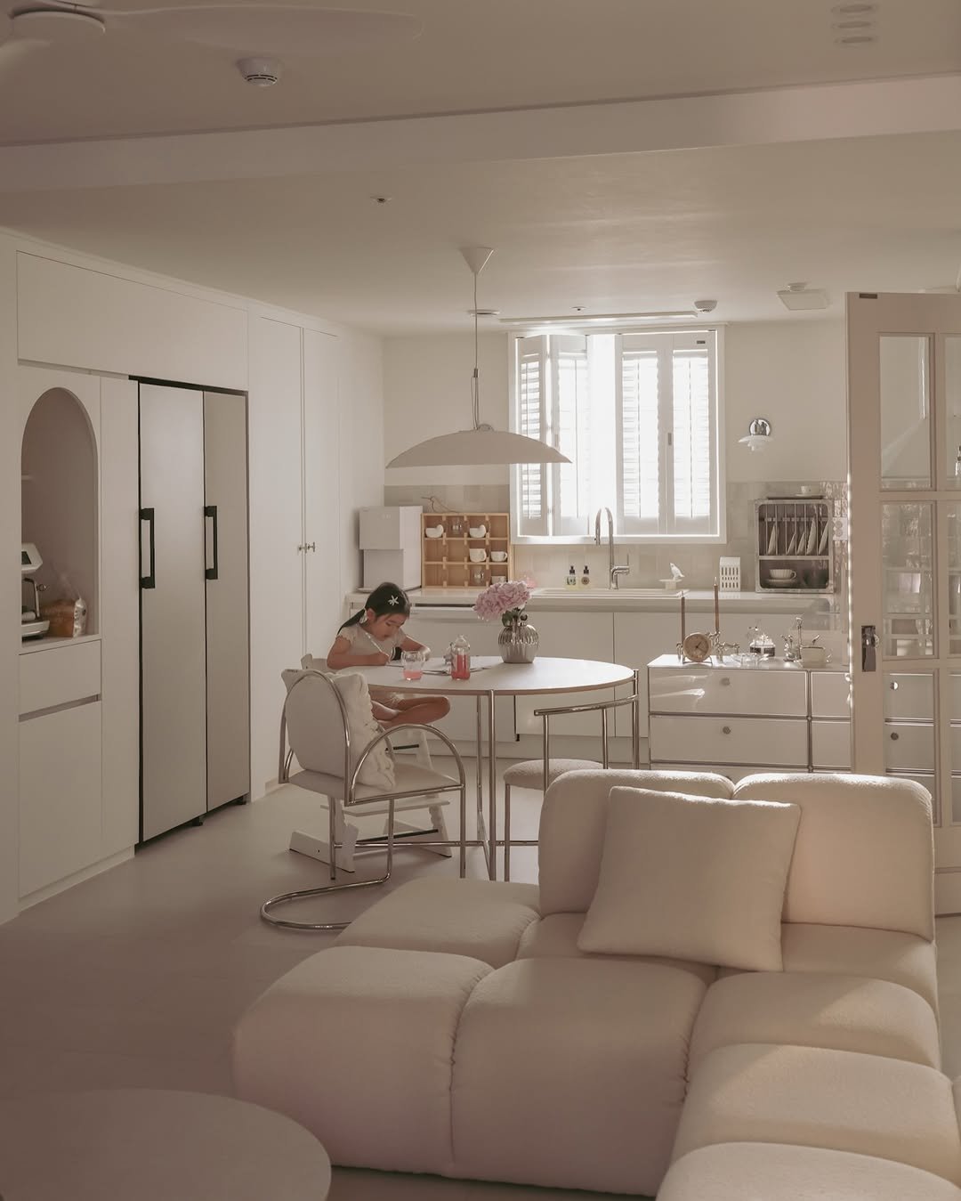 Photo by 리빙유 | 홈스타그램 • 유럽감성 on November 29, 2025. May be an image of lighting, sofa, armchair, chaise lounge, living room, indoors and text.