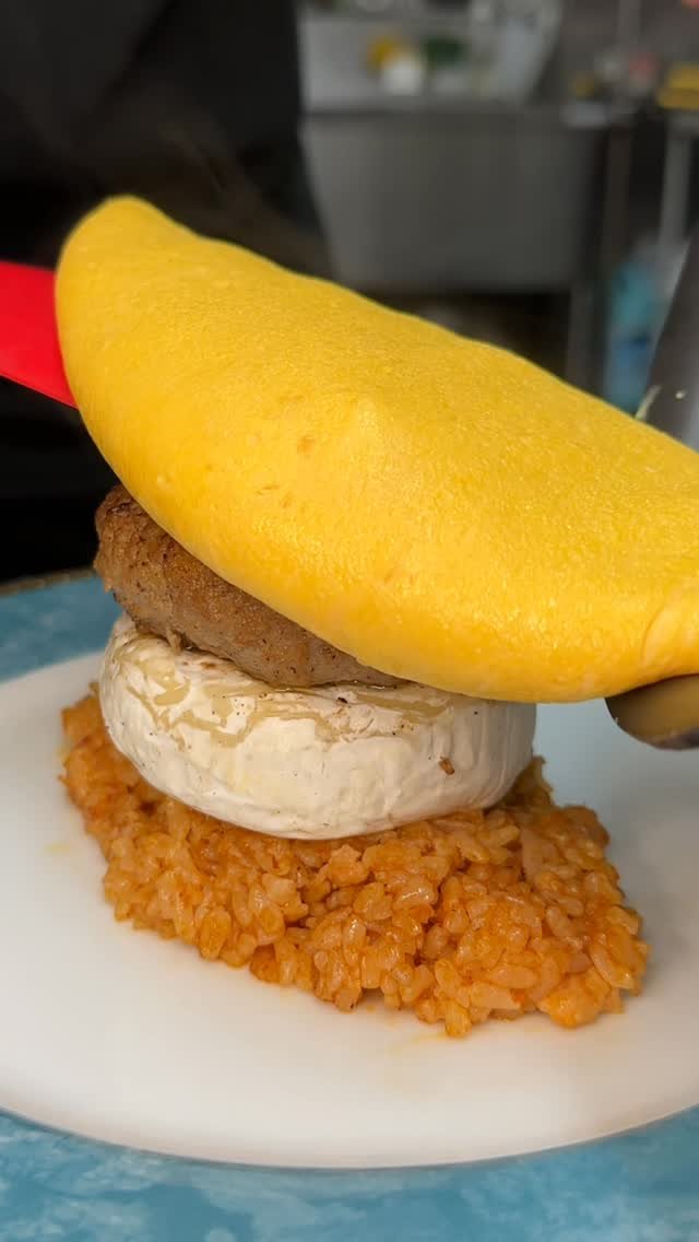 tamo__tyan 게시물 이미지: 日本一の贅沢すぎるオムライス

◎ ビーフバーグカマンベールチーズWぱっかーんオムライス...