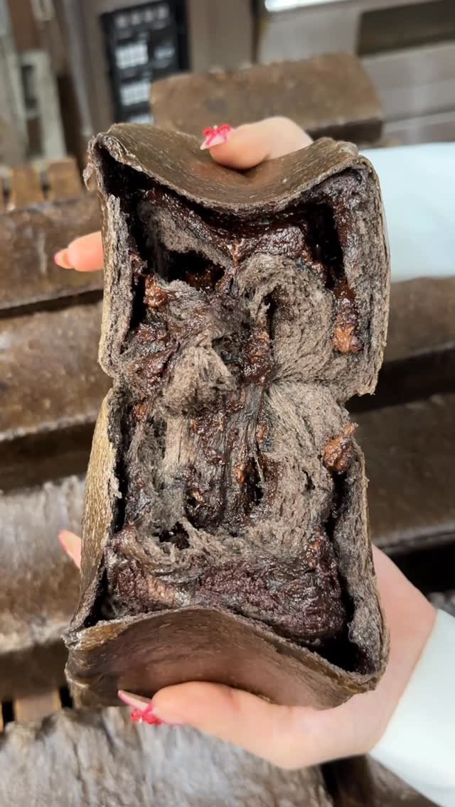 tamo__tyan 게시물 이미지: ジャムおじさんの濃厚生チョコパン

◎ 濃厚生チョコ食パン　1本1,100円 /...