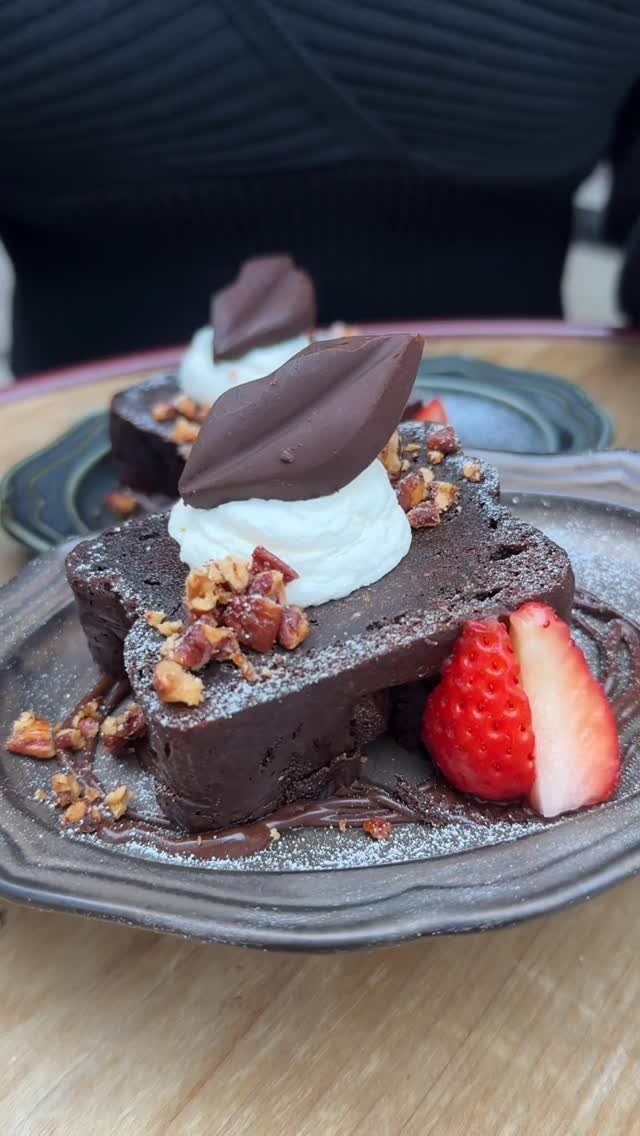 tamo__tyan 게시물 이미지: 20代美女がつくる濃厚ガトーショコラ

◎ ガトーショコラ　¥500

【店舗名】...