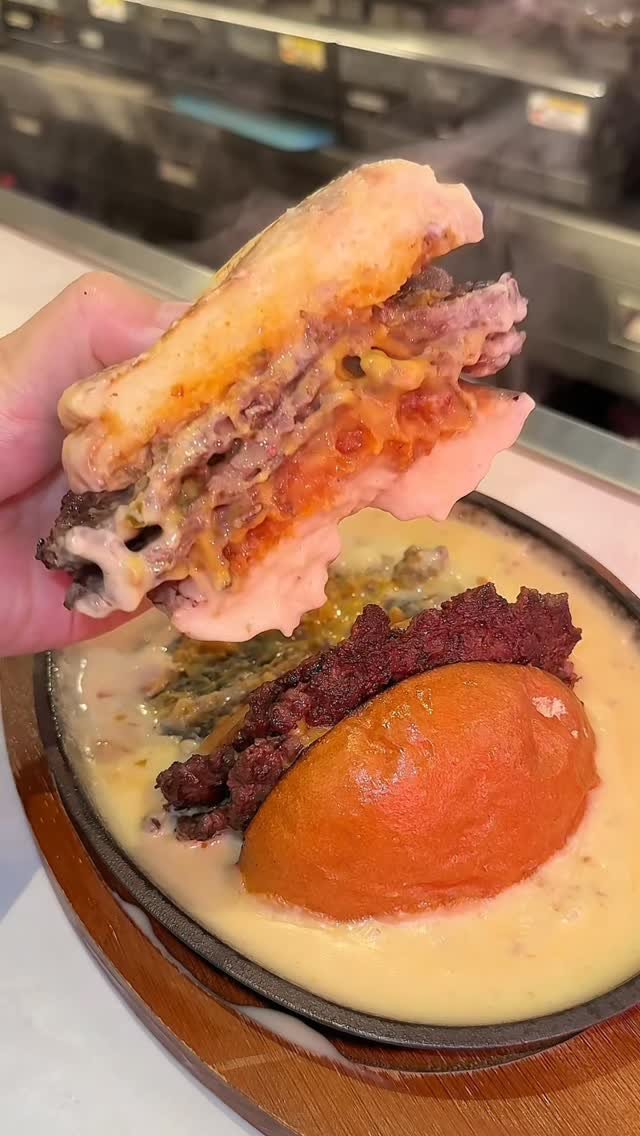 tamo__tyan 게시물 이미지: ぐつぐつ溶岩チーズバーガー

◎...