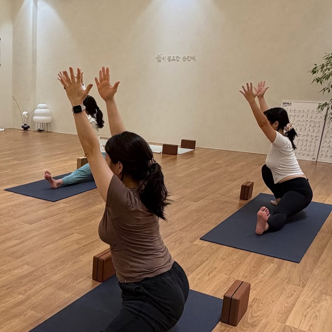 Photo shared by 타라나요가 on November 11, 2025 tagging @commayoga_gwanjeo. May be an image of yoga and text.