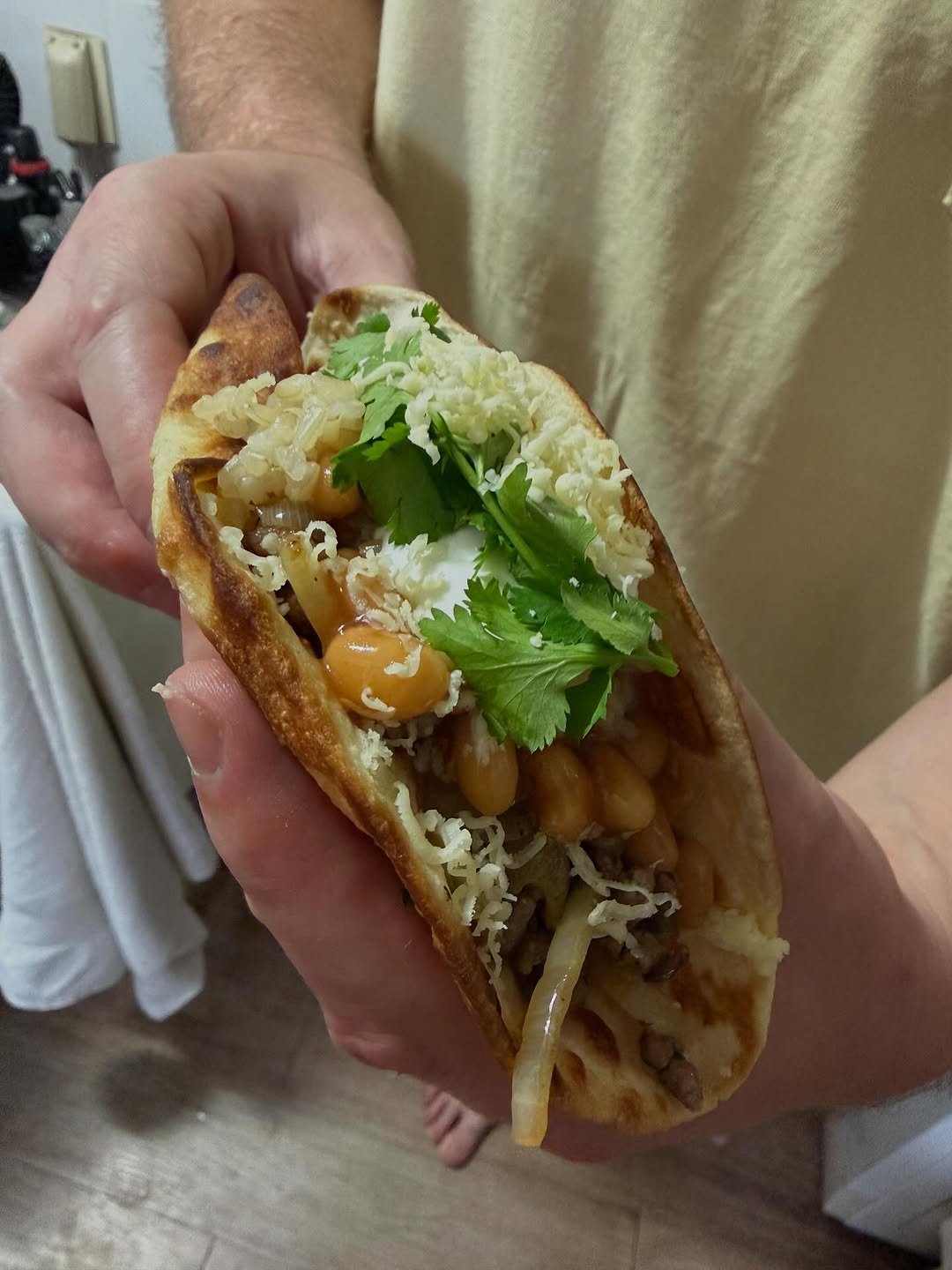 Photo by 타라나요가 on November 05, 2025. May be an image of baguette, sandwich, tortilla and text.