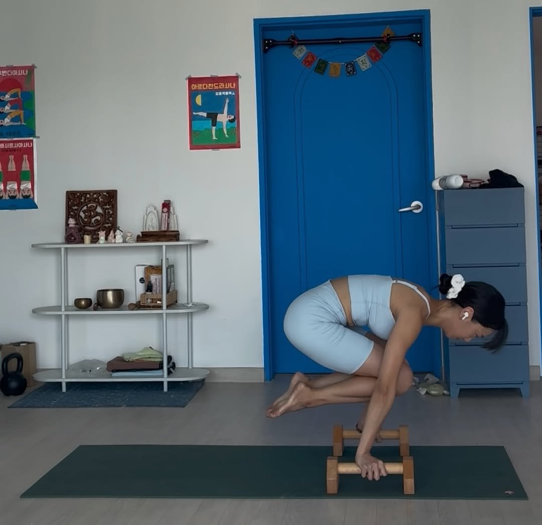 Photo shared by 타라나요가 on September 10, 2025 tagging @mulawear_kr. May be an image of 1 person, practicing yoga and text that says '아르다한도관사나 아르다찬 weKeTb BRA'.