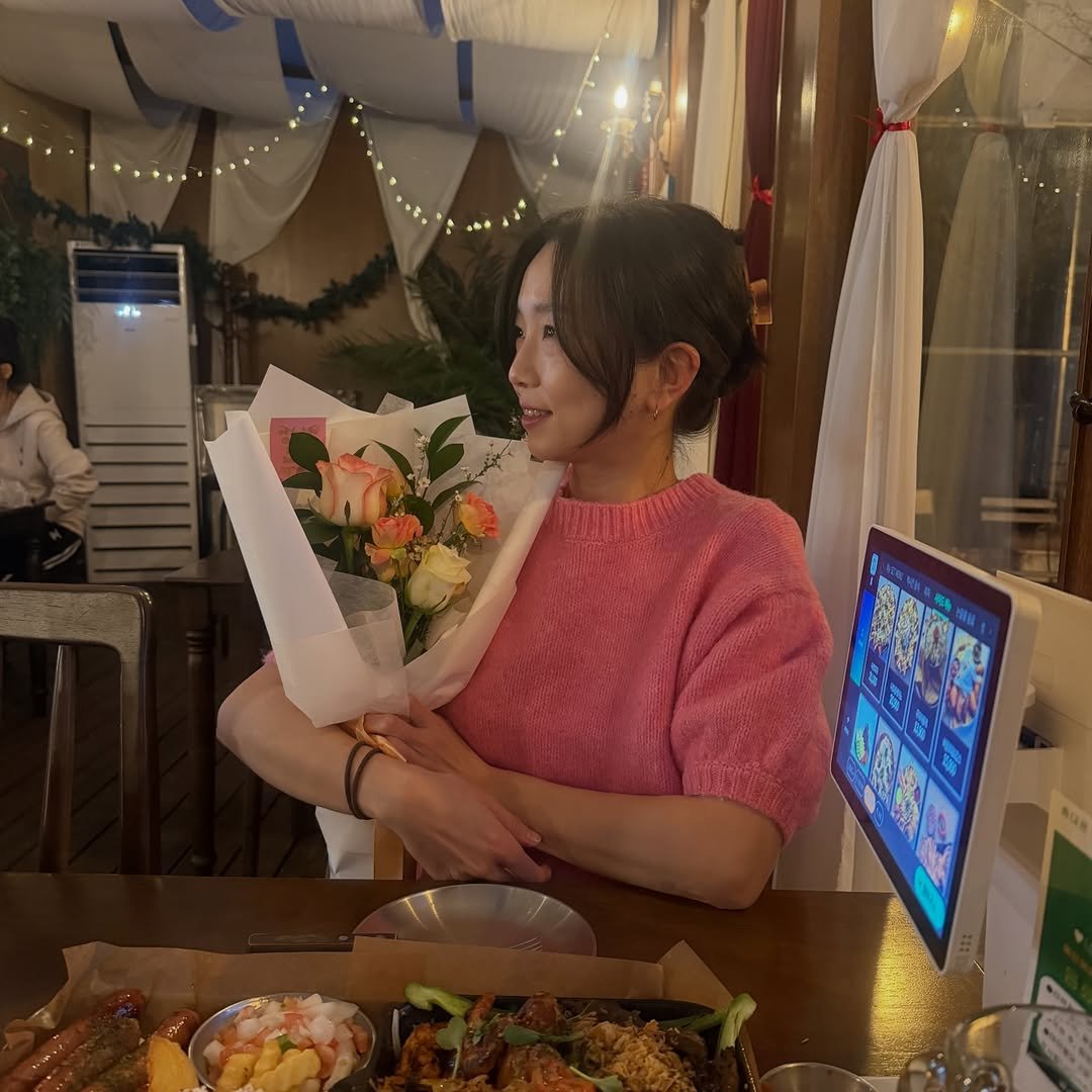 Photo by 타라나요가 on February 14, 2026. May be an image of flower arrangement, prairie gentian, baby's-breath, white lily, rose and text.