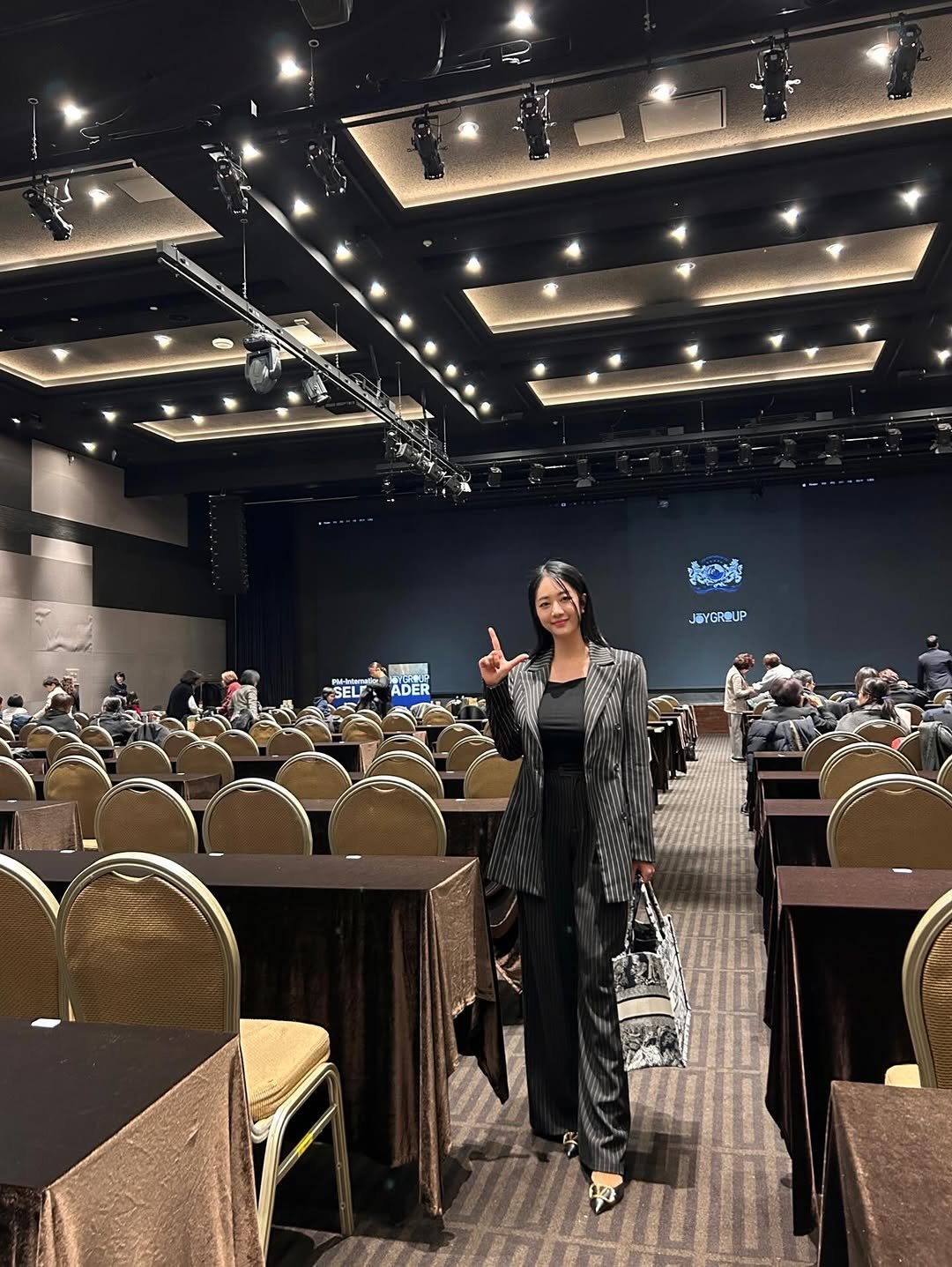 Photo shared by Choi hayoung🇰🇷 on December 03, 2025 tagging @choi.go.cl. May be an image of one or more people, lighting, carpet, suit and text.