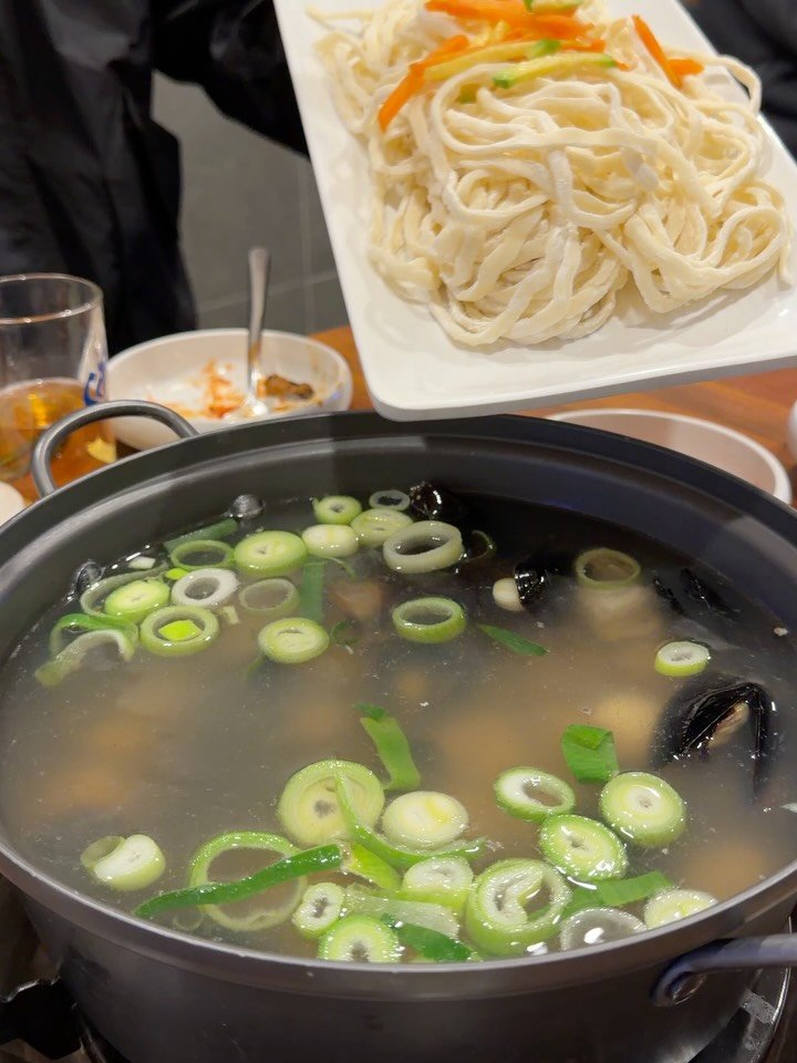 taste_goyang 게시물 이미지: 보쌈만 시켰는데 칼국수가 기본?

강남외식 사무국 회의를 여기서 했는데
보쌈 한입...