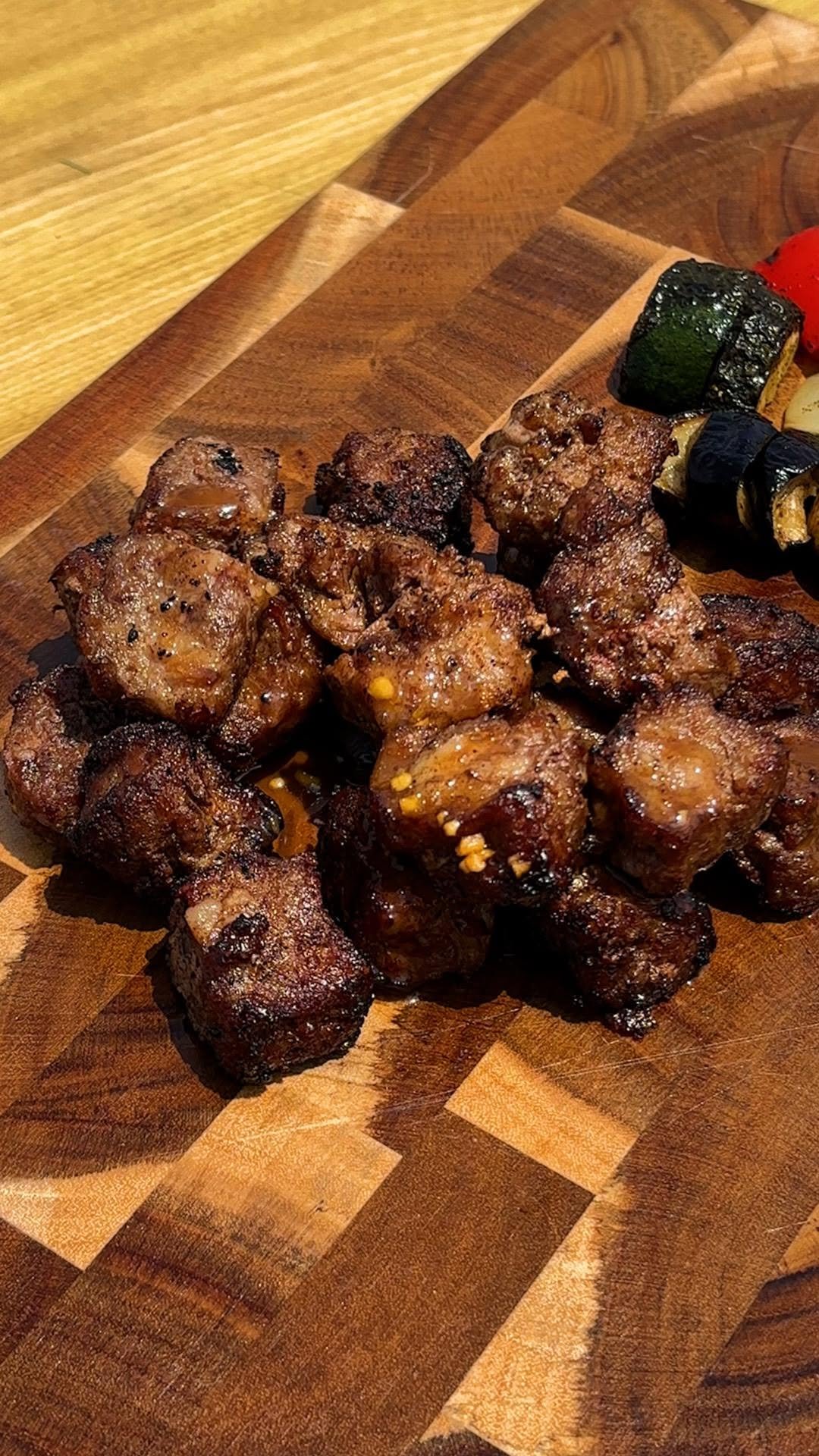 tastyjapan 게시물 이미지: 【この使い方、天才】たこ焼きプレートで肉野菜バーベキュー / Steak Bites...