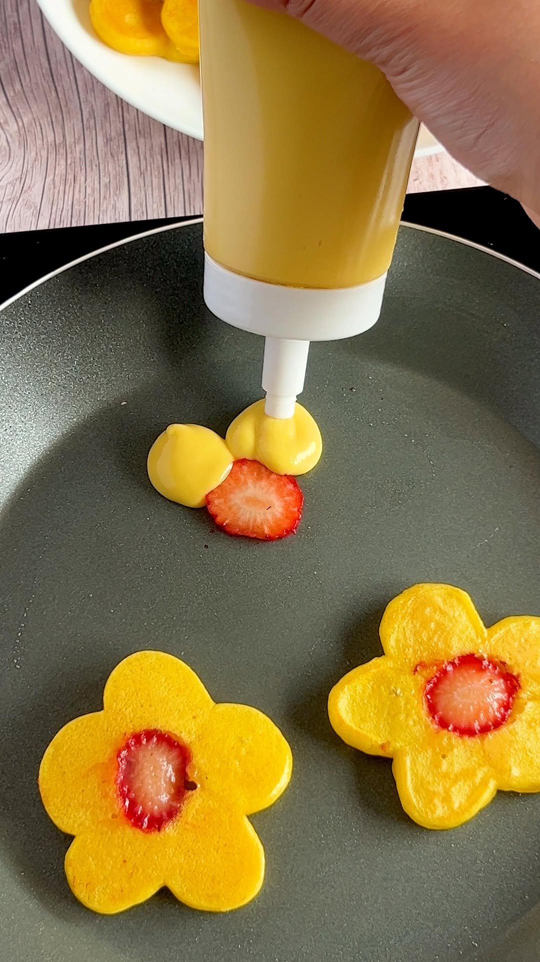 tastyjapan 게시물 이미지: 【ホットケーキミックス、そのまま焼くのちょっと待って！】いちごを置いて焼いたら、お花みたいで食...