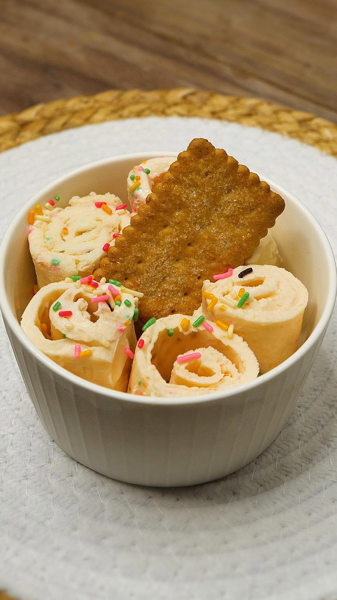 tastyjapan 게시물 이미지: 【生クリームと練乳でロールアイス♡】混ぜて冷やして巻くだけ！おうちで夢のおしゃれアイス /...