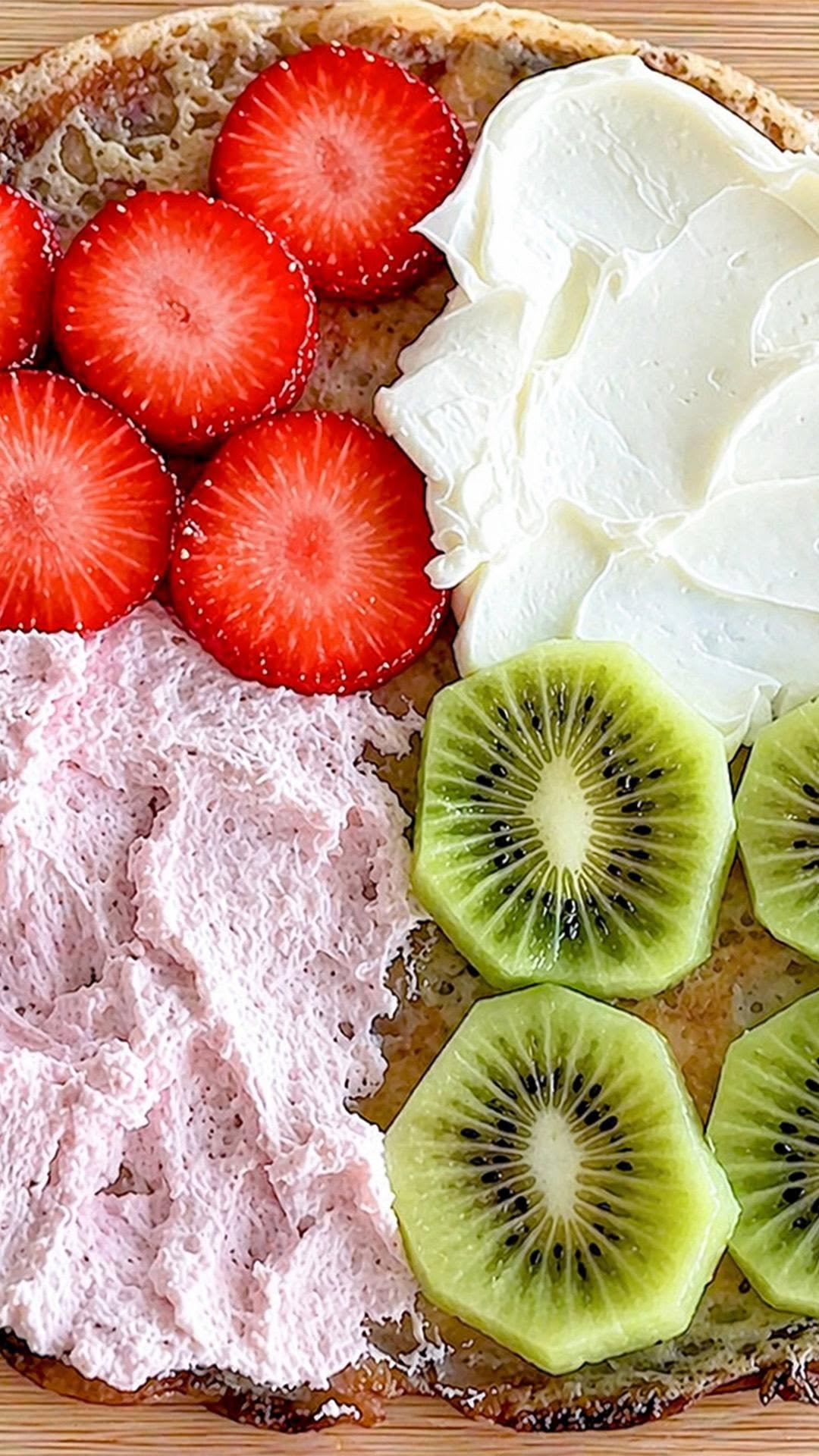 tastyjapan 게시물 이미지: 【ウチでは週2で作ってます】切った瞬間に歓声！折りたたむだけのマーブルクレープケーキ /...