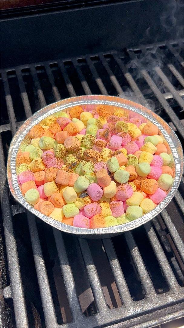 tastyjapan 게시물 이미지: 【BBQでマシュマロ、まだ焼くだけ？】チョコとベリーがとろ〜り♡...