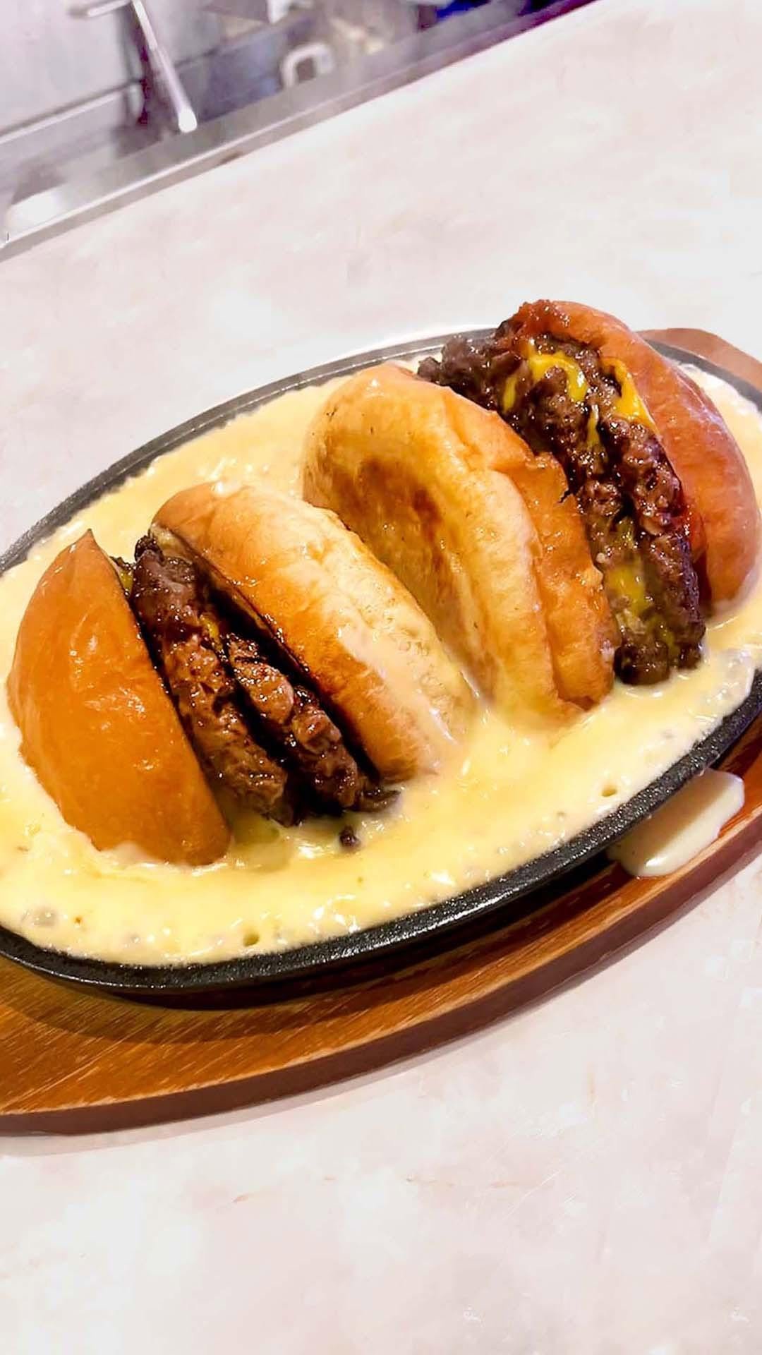 tastyjapan 게시물 이미지: 【チーズの海！？】チーズに溺れるハンバーガー /...