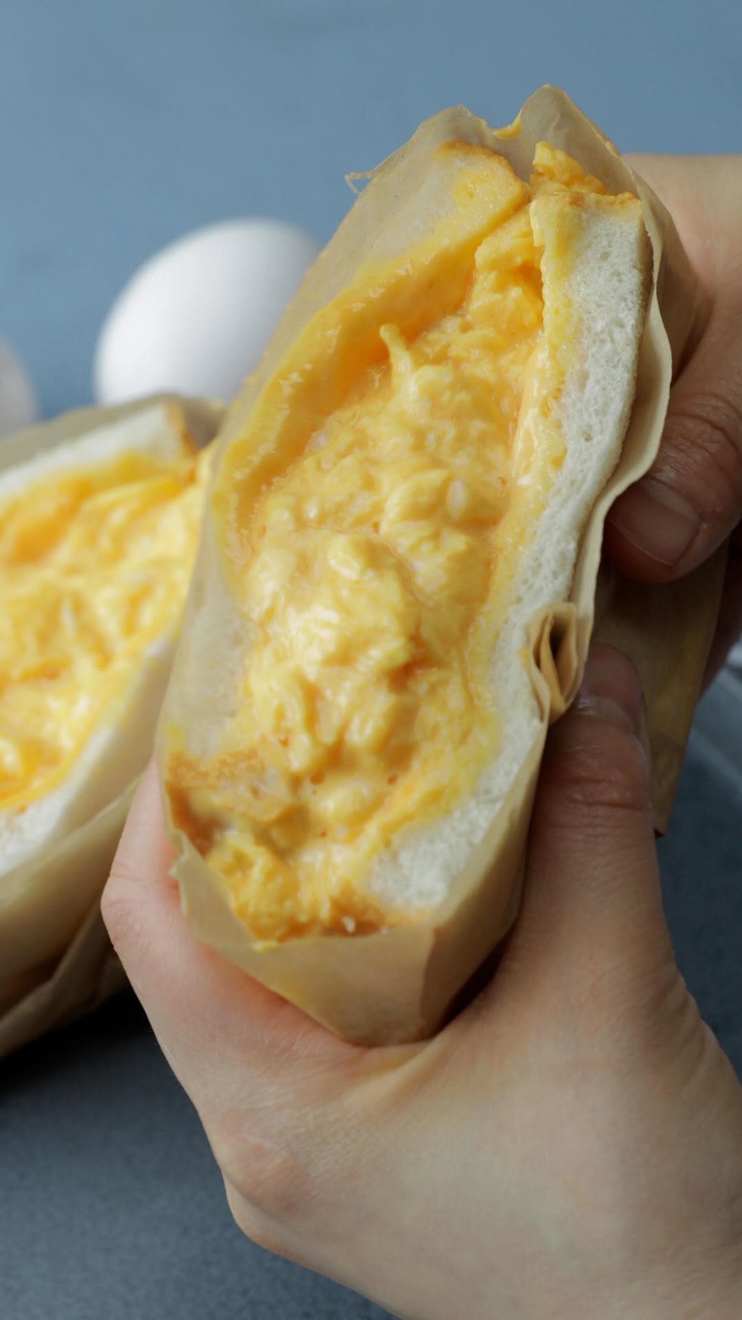 tastyjapan 게시물 이미지: 【たまごがトロトロ】理想的なオムレツの食べ方！オムレツチーズサンド / Cheese...