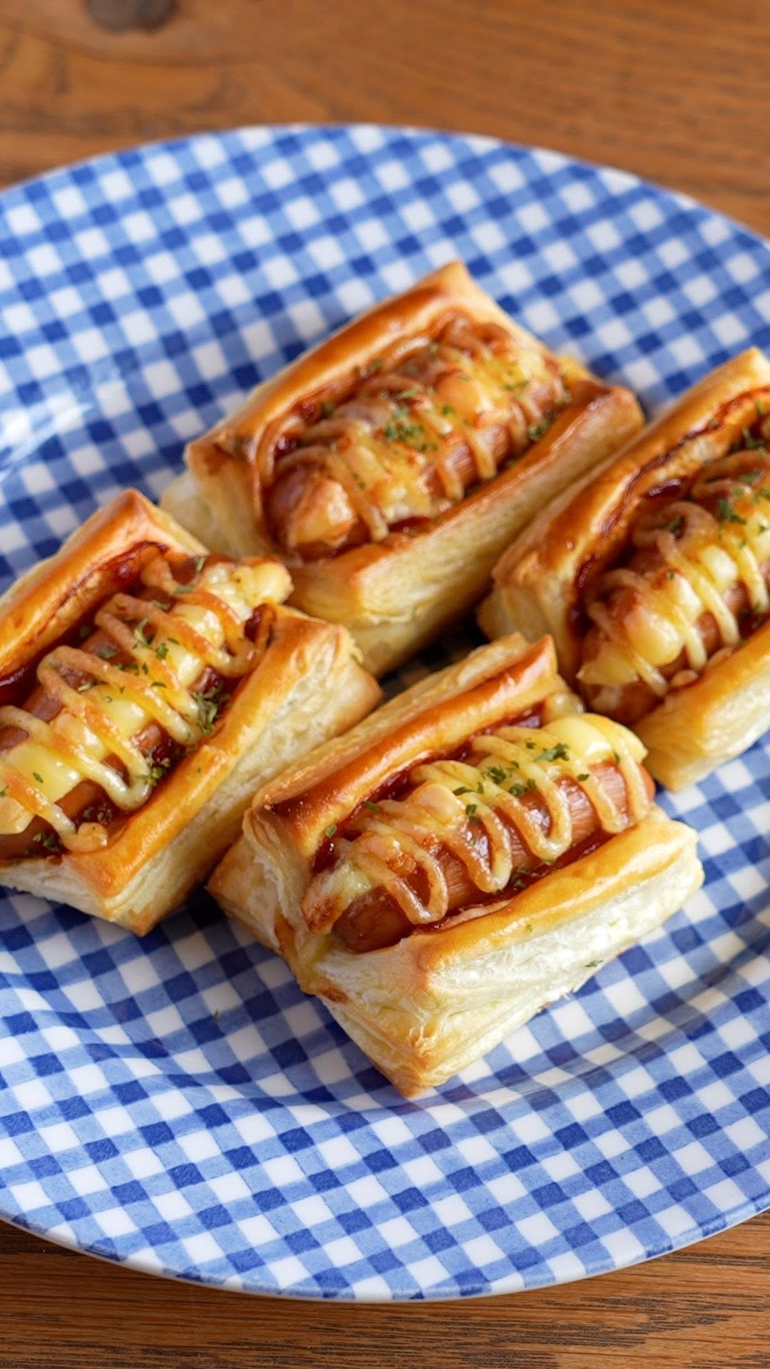 tastyjapan 게시물 이미지: 【考えた人すごい】このやり方を覚えたら楽しくて仕方ない！チーズが入ったウインナーパイのレシピ...