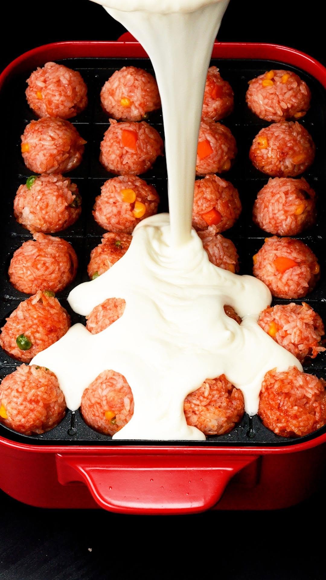 tastyjapan 게시물 이미지: 【たこ焼き器で爆旨おにぎり？！】チーズの滝がヤバイ♡簡単無限レシピ / Cheese...