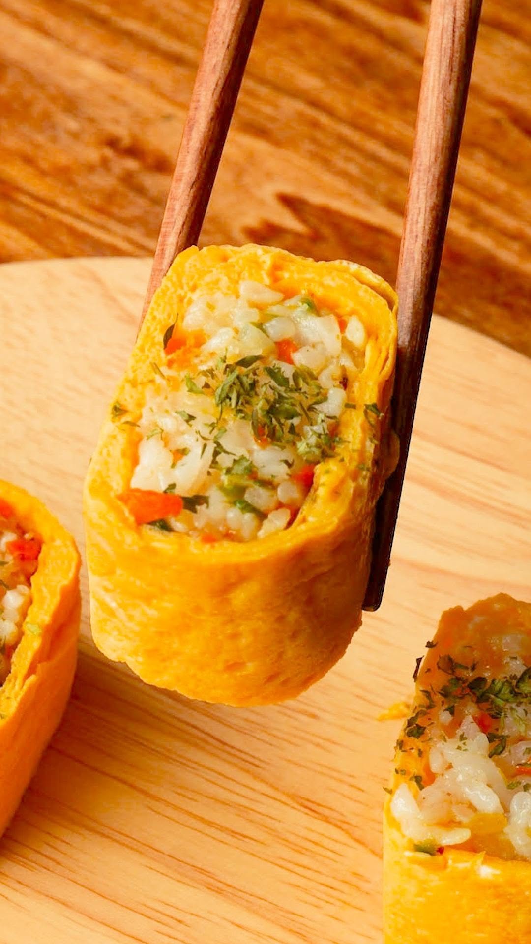 tastyjapan 게시물 이미지: 【SNSで大人気！】韓国でバズってる「卵巻きご飯」って知ってる？ワンパンで超簡単！ /...