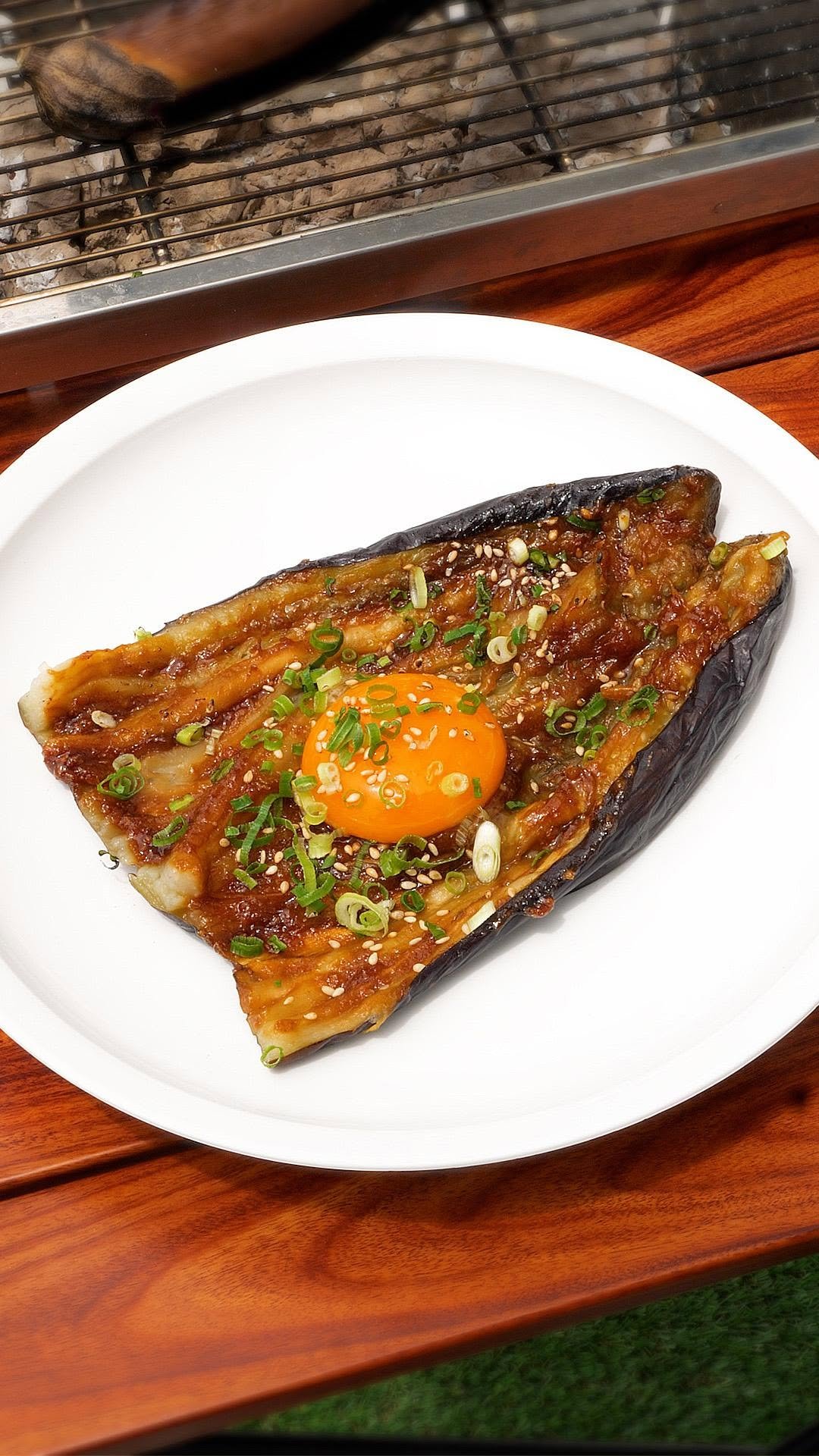 tastyjapan 게시물 이미지: 【焼きなすの進化形】なすにみそと卵黄の背徳タッグ！BBQで食べたい最強のなすレシピ /...