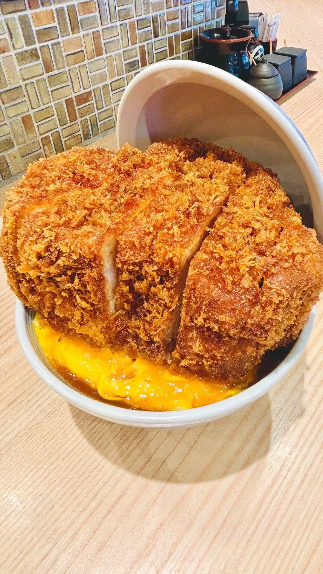 tastyjapan 게시물 이미지: 極厚なのにホロッホロ！！】宇宙一の巨大とんかつが旨すぎた！！ / Thick...